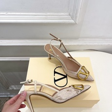 Valentino 华伦天奴 26𝐬𝐬2026春夏新品 大V扣网纱后细带高跟凉鞋 上新☑️—————— Valentino 华伦天奴 26𝐬𝐬2026春夏新品 大V扣网纱后细带高跟凉鞋 上新☑️——————