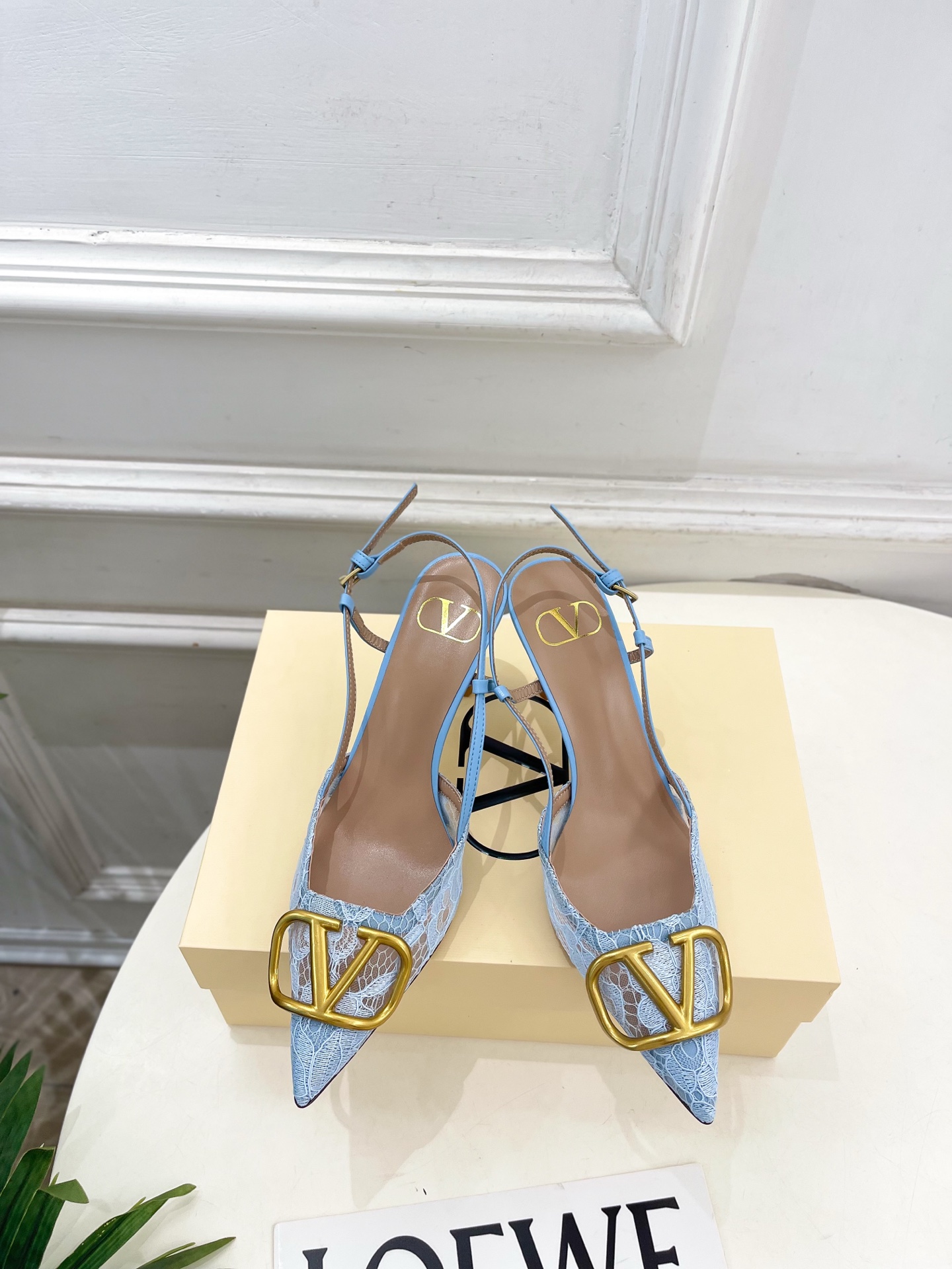 NO:881969,Valentino Valentino 26 2026 spring and summer new products Large V buckle mesh back thin strap high-heeled sandals are new ———————————— Valentino Garavani’s classic “Roman Stud” series debuts in a new interpretation!  The latest golden V-buckle element is full of high-end feel!  BS is extremely fashionable~ Original imported mesh upper, original imported sheepskin lining, Italian genuine leather outsole, Heel height 8cm, Size 35-39 (40.41.42. Customized, non-refundable) Price No. 2606009, high heels and sandals, valentino, valentino, sandals, high heels, sheepskin, Leather soles19860909Valentino 华伦天奴 26 2026春夏新品 大V扣网纱后细带高跟凉鞋 上新 —————————————— Valentino Garavani 的经典“Roman Stud”系列以全新的诠释方式首发！最新金色V扣元素 满满的高级感 ！BS时尚度爆棚～ 鞋面原版进口网纱 内里原版进口羊皮里 大底意大利真皮大底 跟高 8cm 码数35-39（40.41.42.定做不退换） 价格 编号2606009,高跟鞋凉鞋,valentino,valentino,sandals,high heels,sheepskin,Leather soles,Women's Shoes
