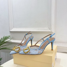 Valentino 华伦天奴 26𝐬𝐬2026春夏新品 大V扣网纱后细带高跟凉鞋 上新☑️—————— Valentino 华伦天奴 26𝐬𝐬2026春夏新品 大V扣网纱后细带高跟凉鞋 上新☑️——————