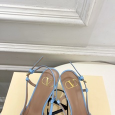 Valentino 华伦天奴 26𝐬𝐬2026春夏新品 大V扣网纱后细带高跟凉鞋 上新☑️—————— Valentino 华伦天奴 26𝐬𝐬2026春夏新品 大V扣网纱后细带高跟凉鞋 上新☑️——————
