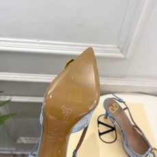 Valentino 华伦天奴 26𝐬𝐬2026春夏新品 大V扣网纱后细带高跟凉鞋 上新☑️—————— Valentino 华伦天奴 26𝐬𝐬2026春夏新品 大V扣网纱后细带高跟凉鞋 上新☑️——————