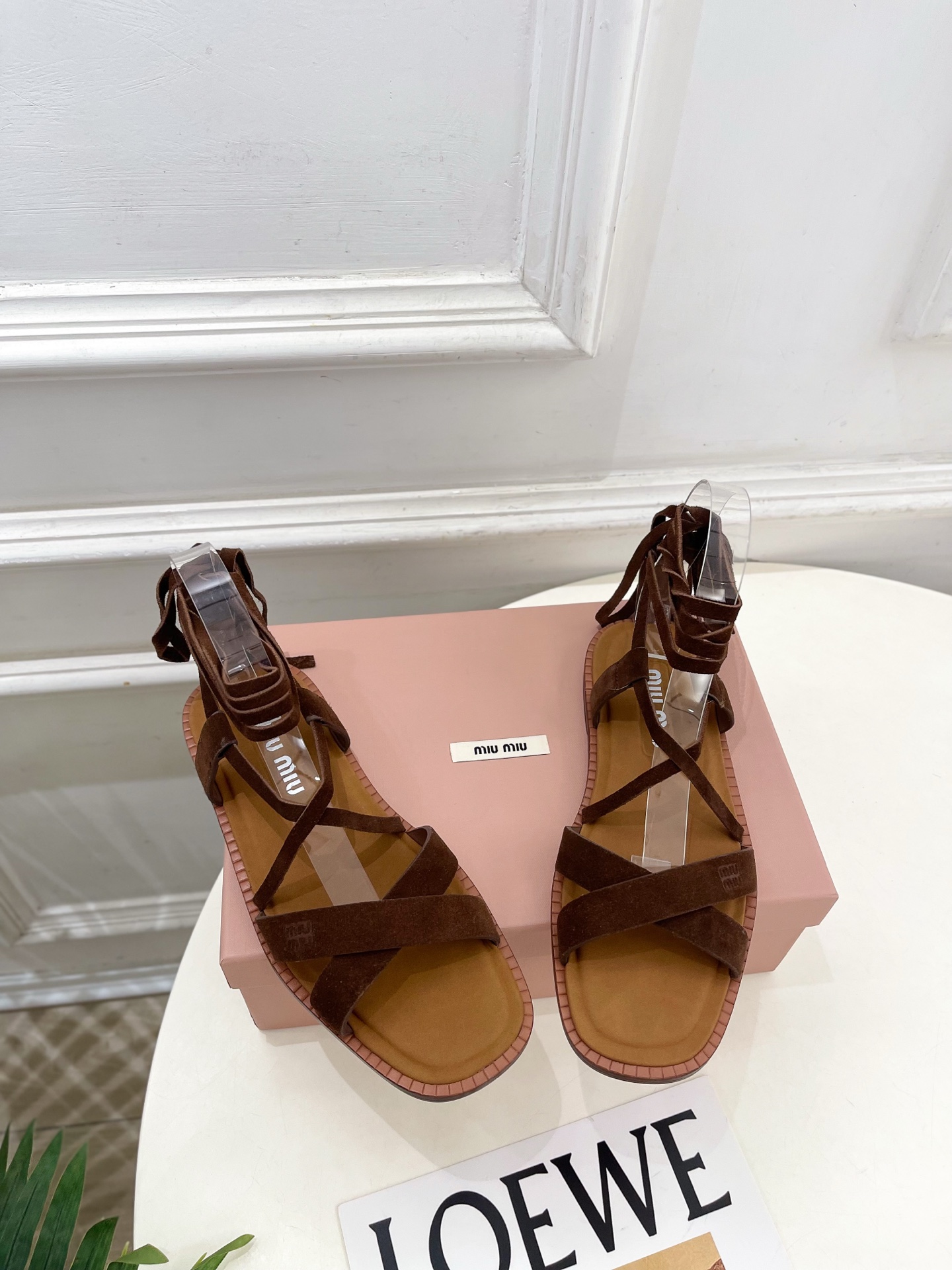 Miu Miu | 缪缪  26𝐬𝐬🖤专柜主打最新秀款 2026春夏新品 MiuMiu交叉带复古罗马绑带