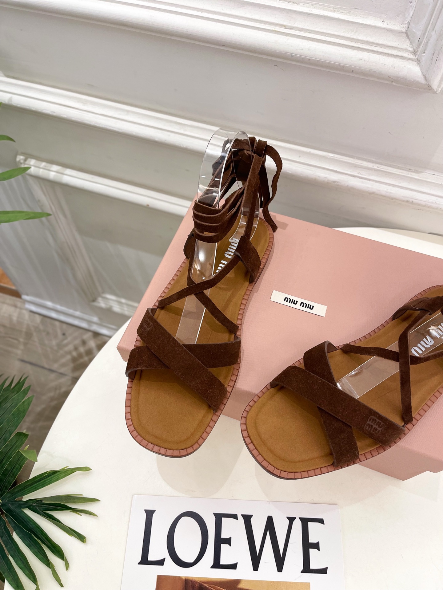 Miu Miu | 缪缪  26𝐬𝐬🖤专柜主打最新秀款 2026春夏新品 MiuMiu交叉带复古罗马绑带