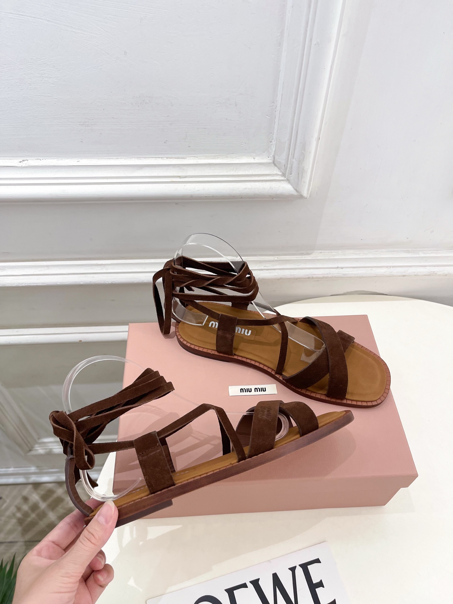 Miu Miu | 缪缪  26𝐬𝐬🖤专柜主打最新秀款 2026春夏新品 MiuMiu交叉带复古罗马绑带