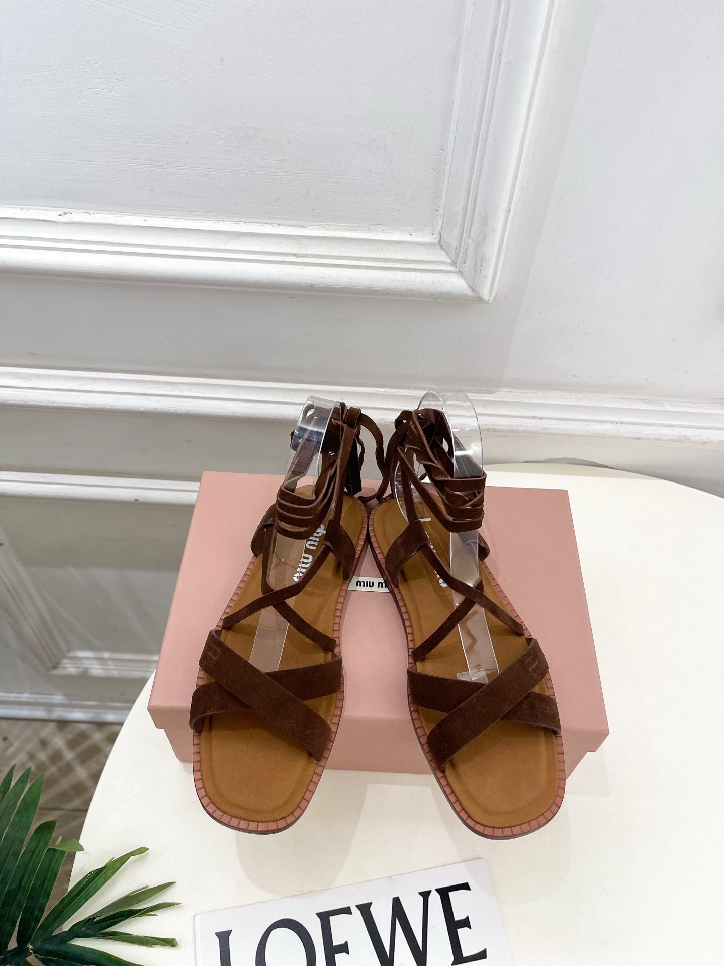 Miu Miu | 缪缪  26𝐬𝐬🖤专柜主打最新秀款 2026春夏新品 MiuMiu交叉带复古罗马绑带