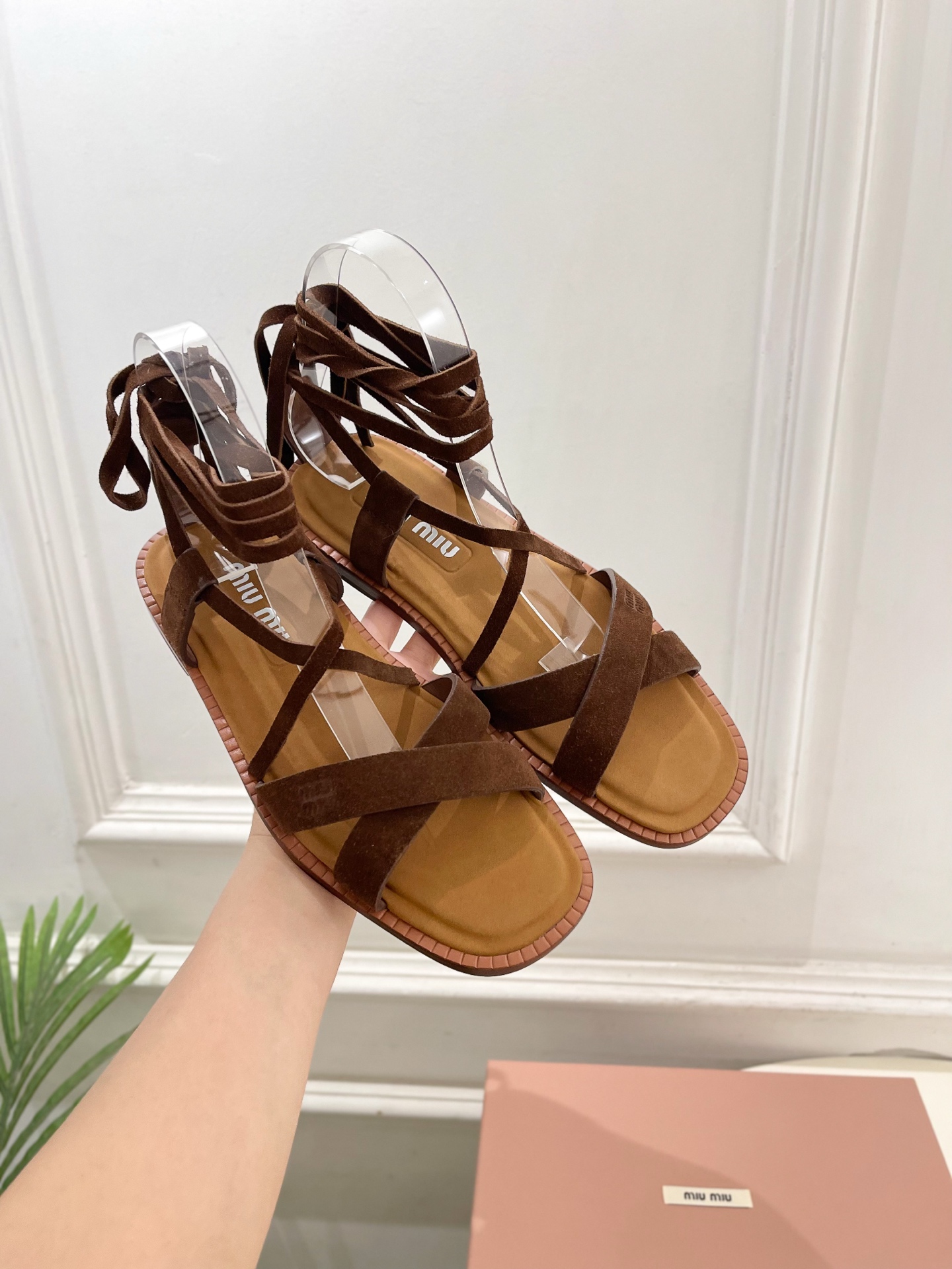 Miu Miu | 缪缪  26𝐬𝐬🖤专柜主打最新秀款 2026春夏新品 MiuMiu交叉带复古罗马绑带
