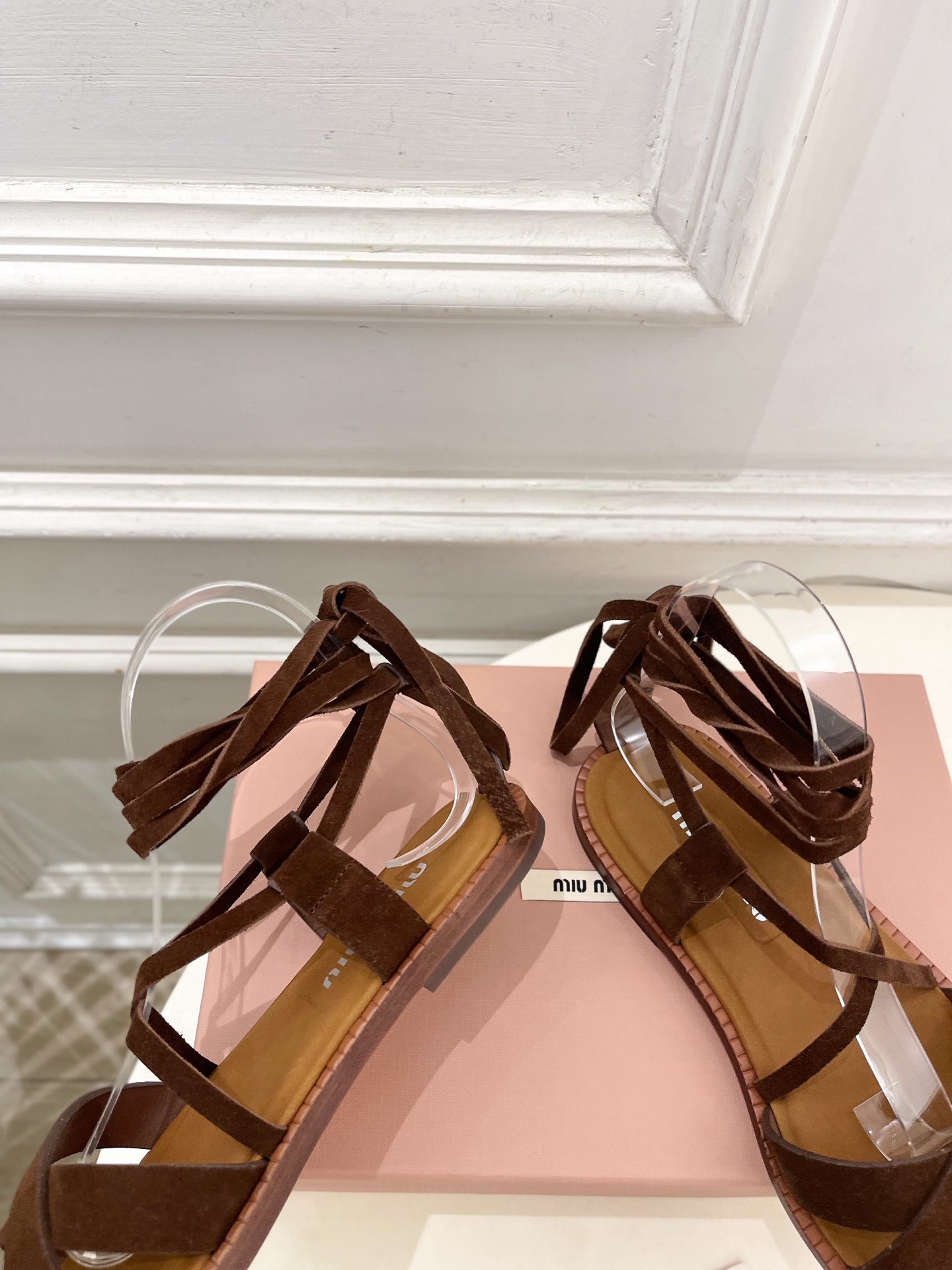 Miu Miu | 缪缪  26𝐬𝐬🖤专柜主打最新秀款 2026春夏新品 MiuMiu交叉带复古罗马绑带