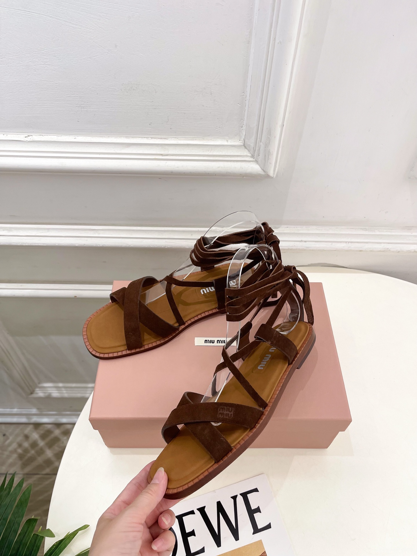 Miu Miu | 缪缪  26𝐬𝐬🖤专柜主打最新秀款 2026春夏新品 MiuMiu交叉带复古罗马绑带