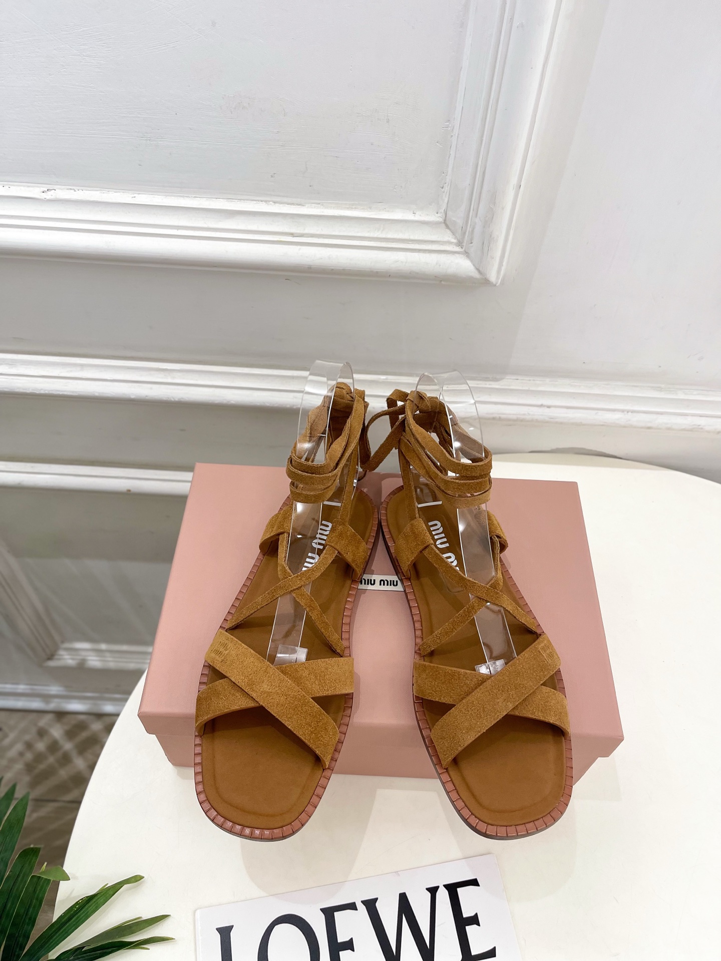 NO:881962,Miu Miu | Miu Miu 26 counter features the latest styles, 2026 spring and summer new arrivals. Miu Miu cross-strap retro Roman strap sandals are hot new!  BS Miaojia's high-end products, top-notch craftsmanship to create exquisite quality, unparalleled comfort, it is definitely a love at first sight!  Fashionable and versatile, a must-have for everyone!  T19860909Miu Miu | 缪缪 26 专柜主打最新秀款 2026春夏新品 MiuMiu交叉带复古罗马绑带凉鞋 火爆上新！ BS缪家高货 顶级工艺打造精品质感 无敌舒适 绝对是一见钟情款！时尚百搭,人手必备！ ━━━━━ t ━━━━━ 鞋面原版特定制牛反绒  内里: 进口牛皮 大底原版进口真皮大底 跟高平底 鞋码: 35-39(40.41定制不退换）   编号2606031,凉鞋,miumiu,sandals,cowhide,Leather soles,Women's Shoes