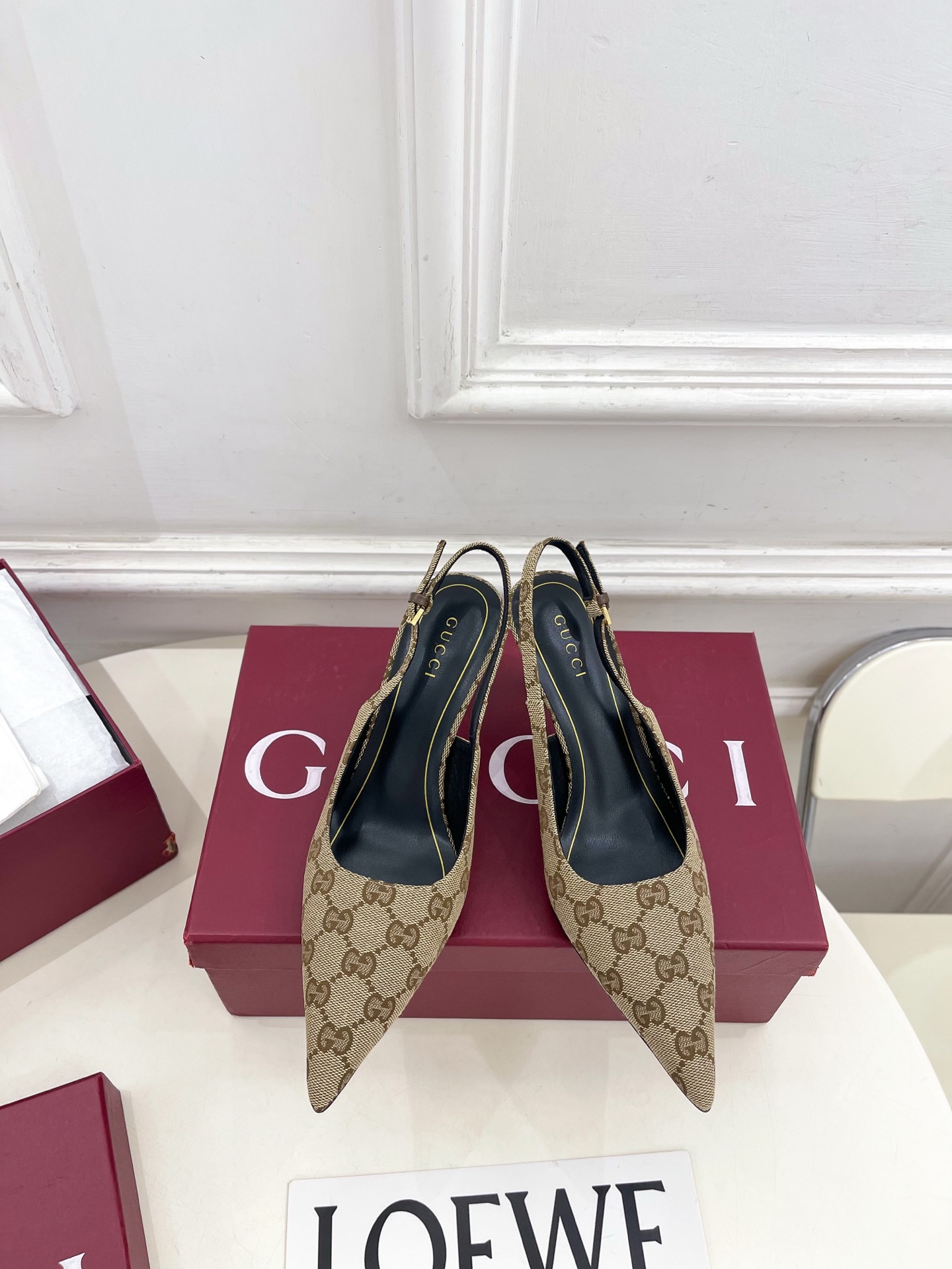 NO:881955,Gucci | Gucci 26 G’s main series is finally released, and the products are worth looking forward to!  Original classic, create new design, 2026 spring and summer new product Castello pointed curved bamboo high heel back sandals, purchasing agent level!  Full of high-end feel!  A favorite among bloggers at home and abroad, it is retro and fashionable, easy to wear and looks great on your feet!  BS official website mainly recommends, new colors are constantly updated ━━━━━t ━━━━━ Highly customized upper with imported open edge beads/presbyopia cloth Lining: imported sheepskin lining Outsole Italian imported genuine leather outsole Heel height 7.5cm Shoe size: 35-39 (40.41. can be customized)  No. 2606045, high heels sandals, gucci, gucci, gucci, sandals, high heels, sheepskin, Leather soles19860909Gucci | 古驰 26  G家 主打系列终于面世,狠货值得期待！原有的经典 创造新设计 2026春夏新品 Castello尖头弧形竹节高跟后空凉鞋 代购级别！高级感十足！国内外博主刷爆的一款,复古又时髦 穿搭简便 上脚美炸了！BS官网主推,新色持续更新 ━━━━━ t ━━━━━  鞋面高定制进口开边珠/老花布  内里: 进口羊皮里 大底意大利进口真皮大底 跟高7.5cm 鞋码: 35-39（40.41.可定制）  编号2606045,高跟鞋凉鞋,gucci,gucci,gucci,sandals,high heels,sheepskin,Leather soles,Women's Shoes