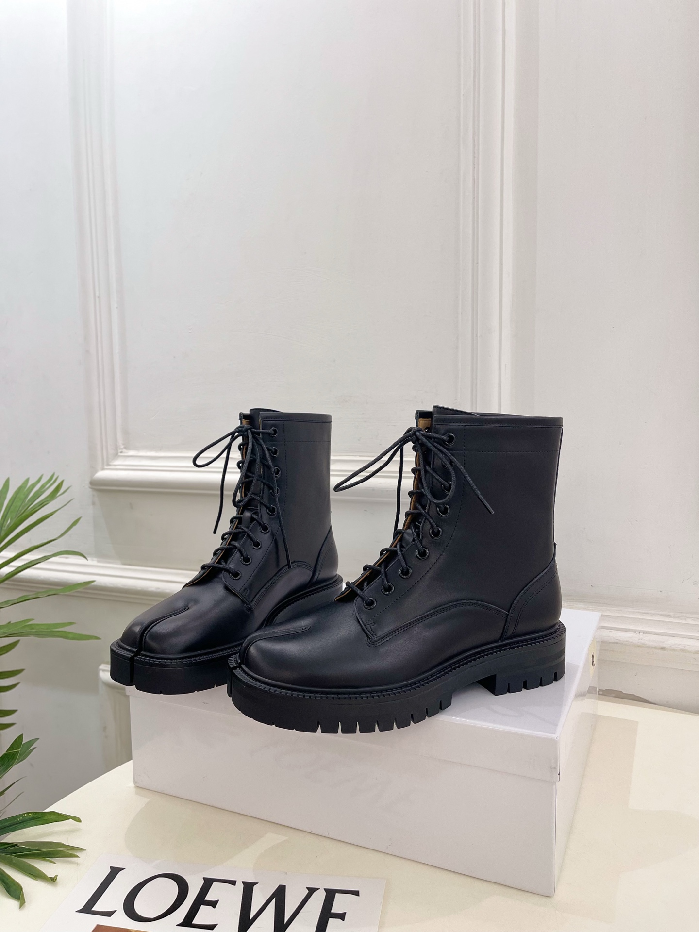 Maison Margiela· 马吉拉26𝐬𝐬 2026春夏新品MM6复古分趾细带厚底马丁靴—————