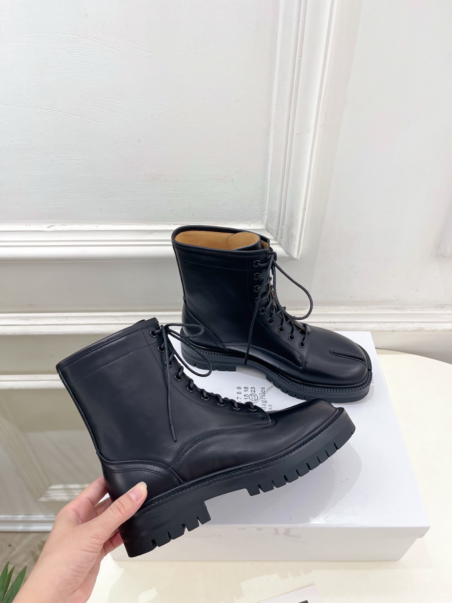 Maison Margiela· 马吉拉26𝐬𝐬 2026春夏新品MM6复古分趾细带厚底马丁靴—————