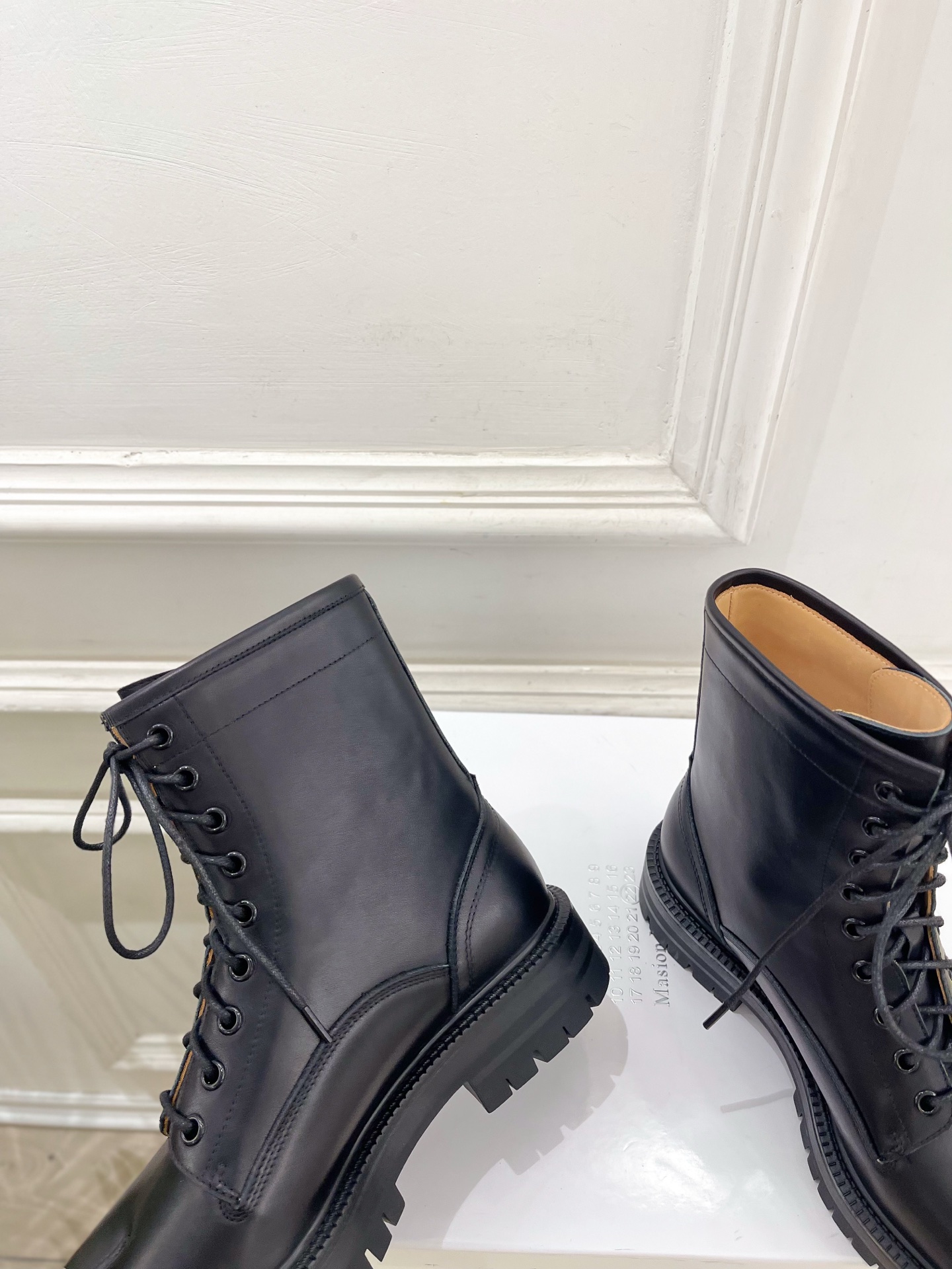 Maison Margiela· 马吉拉26𝐬𝐬 2026春夏新品MM6复古分趾细带厚底马丁靴—————