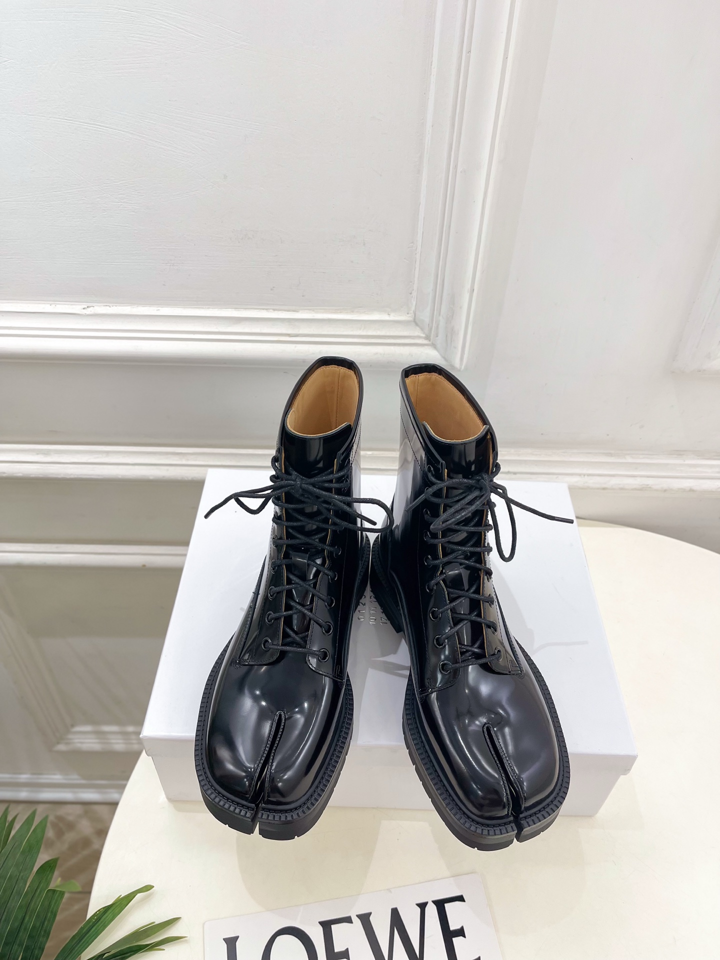 NO:889590,Maison Margiela · Margiela 26 2026 spring and summer new product MM6 retro split-toe thin strap thick-soled Martin boots———————— MM6 is the most popular genius designer brand in the past two years.  BS original one-to-one customization. Original upper with custom-made open edge beads/cowhide. Imported cowhide lining. Original open-molded anti-slip outsole. Heel height 3.5cm. Size 35-39 (40.41 can be customized). No. 2606045, boots, masion margiela, masion margiela, boots, cowhide.19860909Maison Margiela· 马吉拉26 2026春夏新品MM6复古分趾细带厚底马丁靴———————— MM6作为这两年最受欢迎的鬼才设计师品牌,设计简单、奢华的质感让你爱不释手 不想满大街撞款的可以看看这个品牌,比较小众却又是那么好搭配,ins、小红书随处可见这个品牌的身影 ！BS原版一比一定制 鞋面原版特定制开边珠/牛皮 内里进口牛皮里 大底原版开模防滑大底 跟高3.5cm 码数35-39（40.41可定做）   编号2606045,靴子,masion margiela,masion margiela,boots,cowhide,Women's Shoes