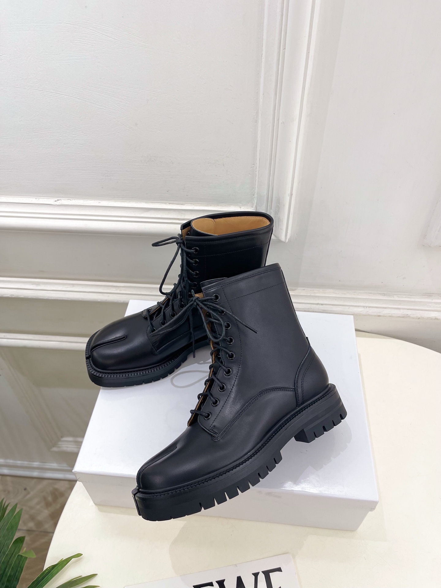 Maison Margiela· 马吉拉26𝐬𝐬 2026春夏新品MM6复古分趾细带厚底马丁靴—————