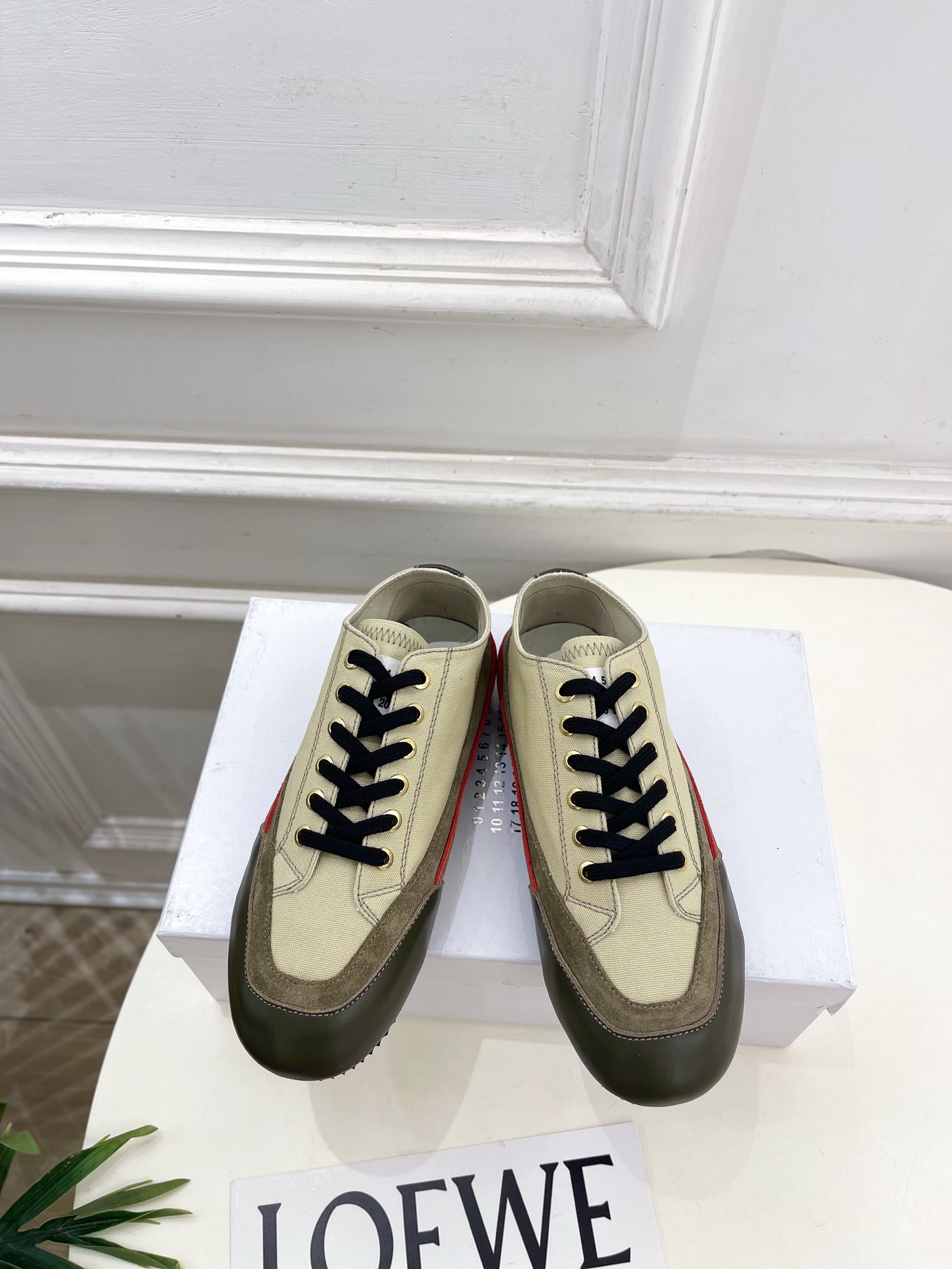 NO:889582,Maison Margiela · Margiela 26 2026 Spring and Summer New Product Classic MM6 Retro Canvas Color Blocking Couple Casual Morality Shoes ———————— MM6 is the most popular genius designer brand in the past two years. Its simple design and luxurious texture will make you fall in love with it. If you don’t want to hit the streets, you can check out this brand. It is relatively niche but is so easy to match. You can see this brand everywhere on Instagram and Xiaohongshu!  BS original one-to-one customization. Original upper with custom-made cowhide/cow leather/canvas. Original imported canvas lining. Original molded outsole. Customized non-slip outsole. High flat heel. Number of women's models: 35-39 (40.41 customized, non-refundable). Men's model 40-44 (39.45.46 customized, non-returnable) (Original airplane box 40) (47-50 customized code 50)  No. 2606031, casual shoes/sports shoes, masion margiela, masion margiela, sneakers, cowhide19860909Maison Margiela· 马吉拉26 2026春夏新品 经典MM6复古帆布拼色情侣款休闲德训鞋———————— MM6作为这两年最受欢迎的鬼才设计师品牌,设计简单、奢华的质感让你爱不释手 不想满大街撞款的可以看看这个品牌,比较小众却又是那么好搭配,ins、小红书随处可见这个品牌的身影 ！BS原版一比一定制 鞋面原版特定制牛皮/牛猄/帆布 内里原版进口帆布里 大底原版开模定制防滑大底 跟高平底 码数女款35-39（40.41定制不退换） 男款40-44（39.45.46定制不退换） （原版飞机盒40）（47-50定制码50） 编号2606031,休闲鞋/运动鞋,masion margiela,masion margiela,sneakers,cowhide,Women's Shoes