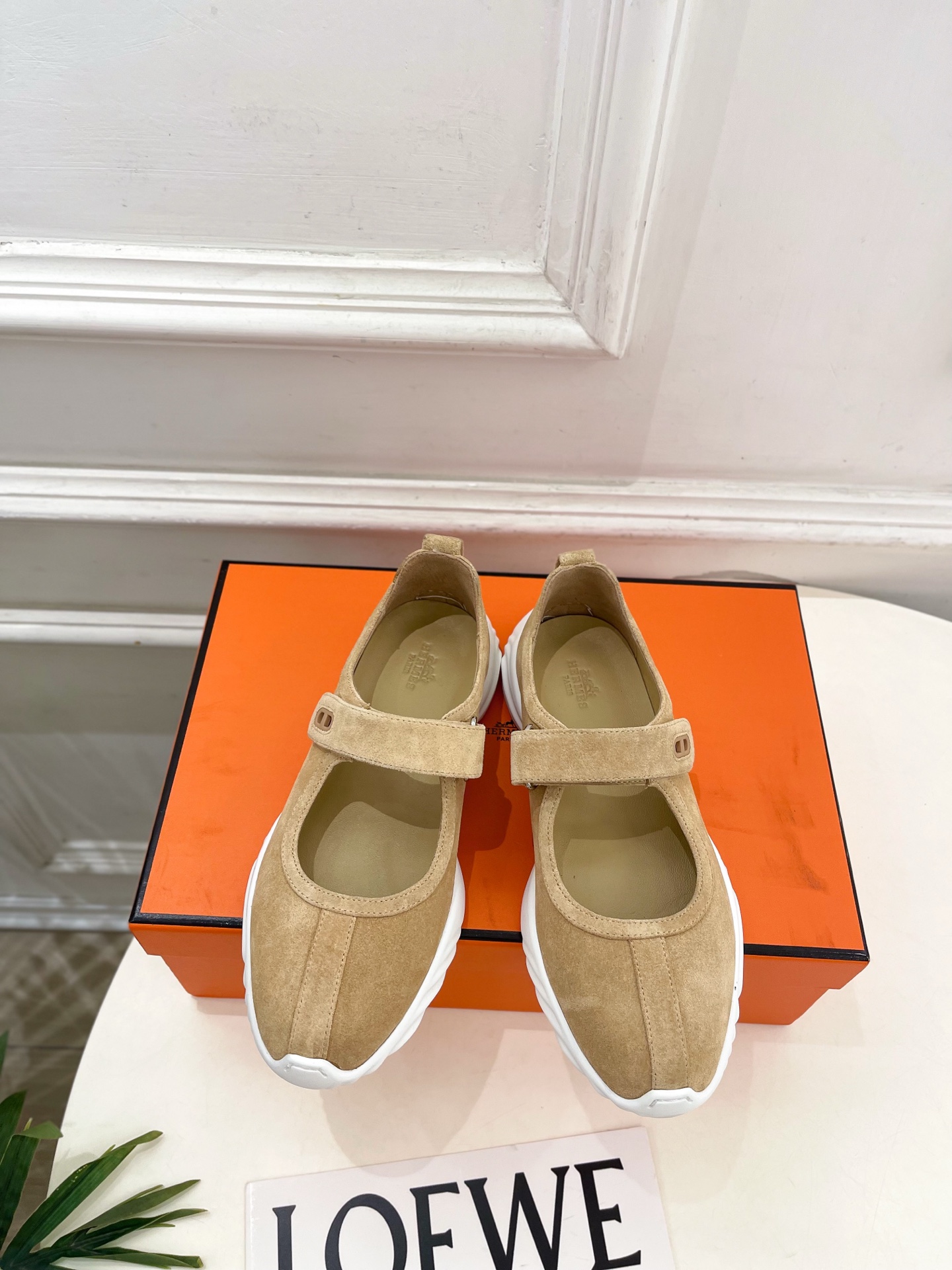 NO:889574,* Hermès 26 2026 spring and summer new products counter new Neptune Velcro Mary Jane ballet shoes series original custom-made cowhide/suede uppers imported mixed sheepskin lining outsole original molded custom outsole high flat heel shoe size: 35-39 (40. Customized non-refundable) No. 2606045, mary jane, hermes, mary jane, cowhide, sheepskin, chamois  leather19860909* 爱玛仕 26 2026春夏新品 专柜新款Neptune魔术贴玛丽珍芭蕾舞鞋 系列 鞋面原版特定制牛皮/麂皮 内里进口混种羊皮 大底原版开模定制大底  跟高平底 鞋码:35-39（40.定做不退换） 编号2606045,玛丽珍,hermes,mary jane,cowhide,sheepskin,chamois leather,Women's Shoes