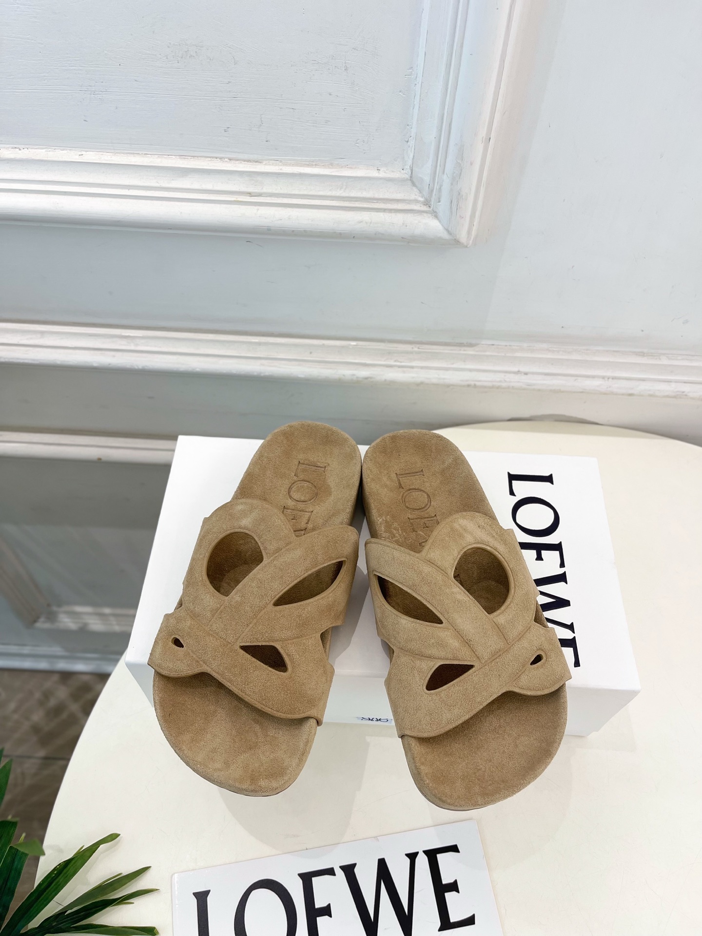 NO:882967,LOEWE 2026 spring and summer new product Ease Monogram minimalist hollow casual slippers ————————— LOEWE, as the most popular designer brand in the past two years, has simple design, clever details, fresh and refined!  If you don’t want to hit the streets with random styles, you can check out this brand. It’s relatively niche but is so easy to match. You can see this brand everywhere on Instagram and Xiaohongshu!  BS original one-to-one customization. Original specific calf leather/cow leather upper. Imported goat leather/cow leather lining. Outsole. Original molded non-slip and wear-resistant outsole. High flat heel. Number of sizes: 35-39 (40.41.42, custom-made, non-refundable). 39-44 (45.46, custom-made, non-refundable). Women's and men's models.  No. 6044,slippers,loewe,loewe,slippers,cowhide,sheepskin19860909LOEWE 罗意威 2026春夏新品 Ease Monogram极简镂空休闲拖鞋 ————————— LOEWE作为这两年最受欢迎的设计师牌,设计简单、细节巧妙、清新脱俗！ 不想满大街撞款的可以看看这个品牌,比较小众却又是那么好搭配,ins、小红书随处可见这个品牌的身影 ！BS原版一比一定制 鞋面原版特定小牛皮/牛猄 内里进口山羊皮/牛猄 大底原版开模防滑耐磨大底 跟高平底 码数35-39（40.41.42订做不退换） 39-44（45.46定做不退换） 女款、男款 编号6044,拖鞋,loewe,loewe,slippers,cowhide,sheepskin,Women's Shoes