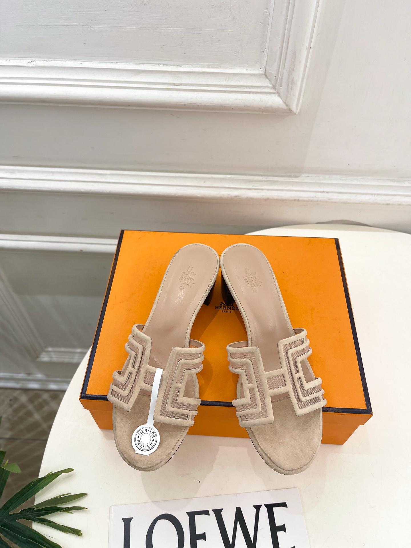 NO:882989,* Hermès 26 2026 spring and summer new products, new counters, classic H-shaped Oasis mesh hollow slippers series, original custom-made suede upper, imported mixed sheepskin lining, original Italian genuine leather outsole, high flat heel/4.5cm, shoe size: 35-39 (40.41 custom-made, non-refundable) (with original airplane box)  No. 2606045, slippers, hermes, slippers, sheepskin, chamois leather, Leather soles19860909* 爱玛仕 26 2026春夏新品 专柜新款 经典H型Oasis网眼镂空拖鞋 系列 鞋面原版特定制麂皮 内里进口混种羊皮 大底原版意大利真皮大底  跟高平底/4.5cm 鞋码:35-39（40.41定做不退换）（配原版飞机盒） 编号2606045,拖鞋,hermes,slippers,sheepskin,chamois leather,Leather soles,Women's Shoes