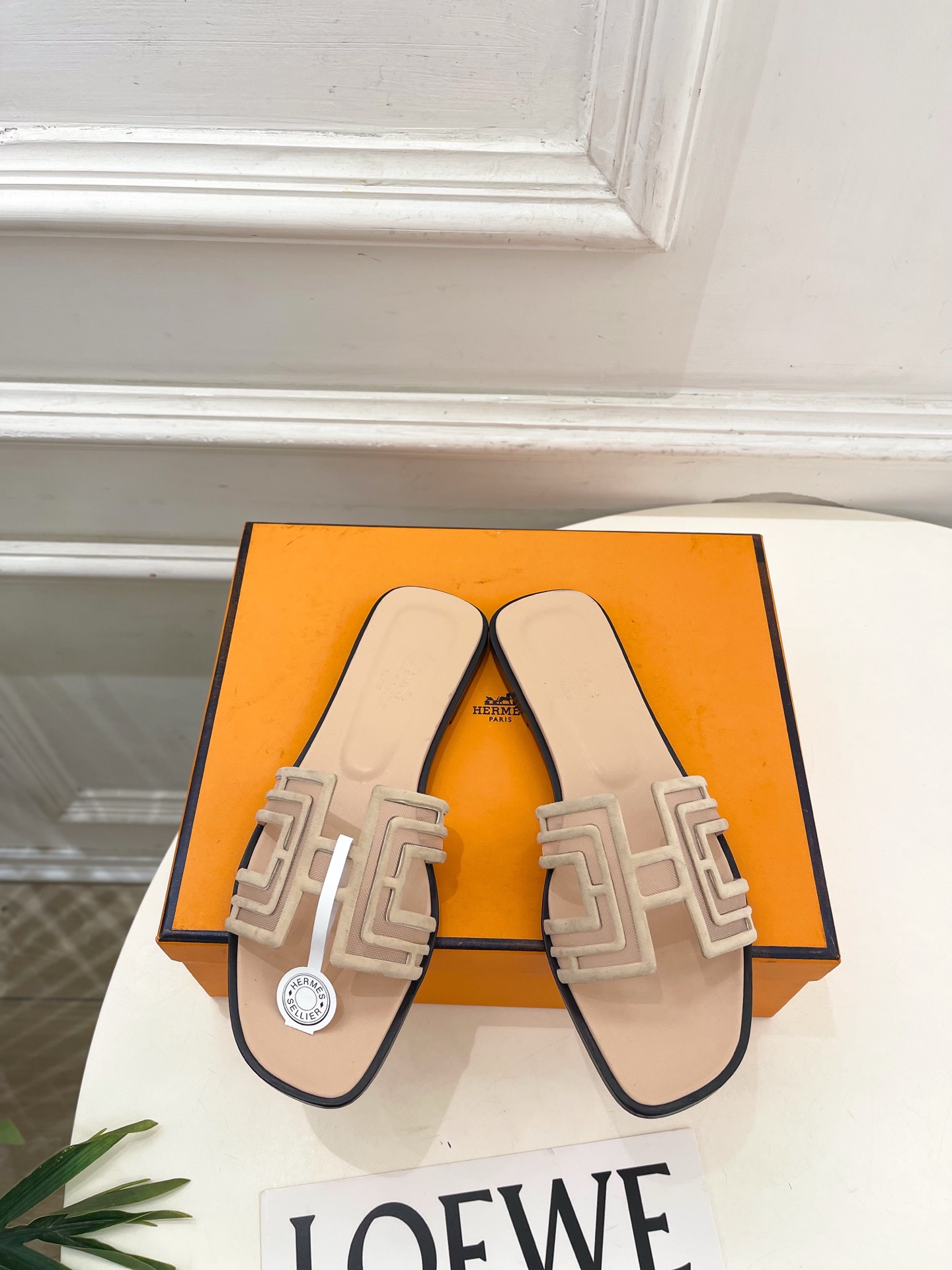 NO:882963,* Hermès 26 2026 spring and summer new products, new counters, classic H-shaped Oasis mesh hollow slippers series, original custom-made suede upper, imported mixed sheepskin lining, original Italian genuine leather outsole, high flat heel/4.5cm, shoe size: 35-39 (40.41 custom-made, non-refundable) (with original airplane box)  No. 2606045, slippers, hermes, slippers, sheepskin, chamois leather, Leather soles19860909* 爱玛仕 26 2026春夏新品 专柜新款 经典H型Oasis网眼镂空拖鞋 系列 鞋面原版特定制麂皮 内里进口混种羊皮 大底原版意大利真皮大底  跟高平底/4.5cm 鞋码:35-39（40.41定做不退换）（配原版飞机盒） 编号2606045,拖鞋,hermes,slippers,sheepskin,chamois leather,Leather soles,Women's Shoes