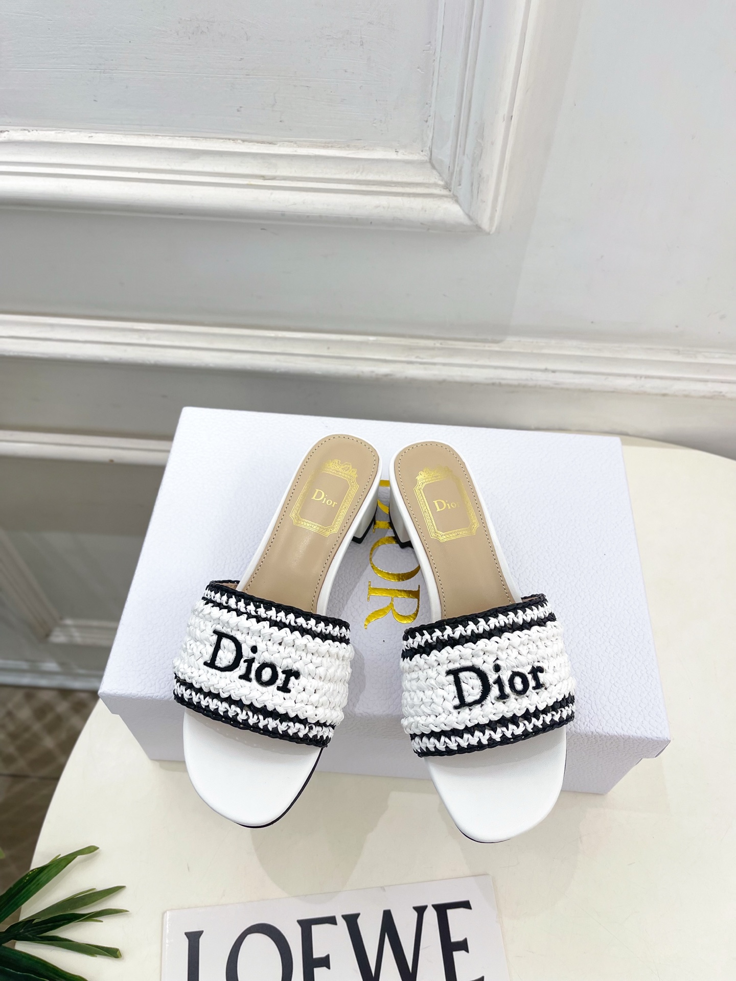 NO:882960,Dior | Dior 26 2026 spring and summer new products, top version, counter flagship new Dior Woven raffia woven embroidered thick heel slippers, new hard goods, BS purchasing level!  Full of high-end feel!  A popular model among bloggers at home and abroad, it’s retro and fashionable, and your feet look stunning!  The official website’s main recommendation★ ━━━━━ t ━━━━━ Original custom woven electric embroidery on the upper. Lining: Imported sheepskin lining. Outsole. Original imported genuine leather outsole. Heel height and flat bottom/4cm. Shoe size: 35-39 (40 and 41 customized are not returnable). Flat bottom. Thick heel.  No. 2606017, slippers, dior, dior, slippers, espadrilles, sheepskin, Leather soles19860909Dior | 迪奥 26 2026春夏新品 顶级版本 专柜主打新款 Dior Woven拉菲草编织刺绣粗跟拖鞋 硬货上新 BS代购级别！高级感十足！国内外博主刷爆的一款,复古又时髦 上脚美炸了！官网主推款★ ━━━━━ t ━━━━━ 鞋面原版定制编织电绣  内里: 进口羊皮里 大底原版进口真皮大底 跟高平底/4cm 鞋码: 35-39（40、41定制不退换） 平底 粗跟 编号2606017,拖鞋,dior,dior,slippers,espadrilles,sheepskin,Leather soles,Women's Shoes