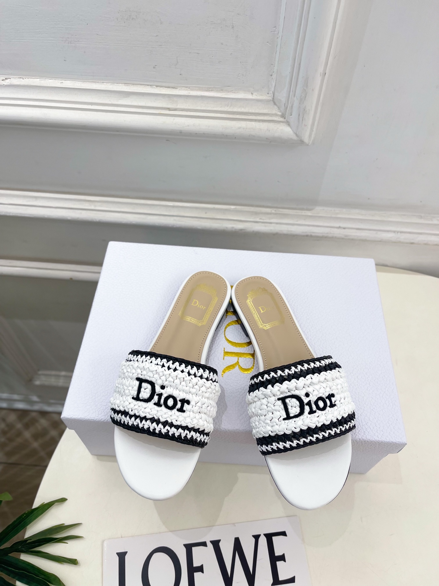 NO:882987,Dior | Dior 26 2026 spring and summer new products, top version, counter flagship new Dior Woven raffia woven embroidered thick heel slippers, new hard goods, BS purchasing level!  Full of high-end feel!  A popular model among bloggers at home and abroad, it’s retro and fashionable, and your feet look stunning!  The official website’s main recommendation★ ━━━━━ t ━━━━━ Original custom woven electric embroidery on the upper. Lining: Imported sheepskin lining. Outsole. Original imported genuine leather outsole. Heel height and flat bottom/4cm. Shoe size: 35-39 (40 and 41 customized are not returnable). Flat bottom. Thick heel.  No. 2606017, slippers, dior, dior, slippers, espadrilles, sheepskin, Leather soles19860909Dior | 迪奥 26 2026春夏新品 顶级版本 专柜主打新款 Dior Woven拉菲草编织刺绣粗跟拖鞋 硬货上新 BS代购级别！高级感十足！国内外博主刷爆的一款,复古又时髦 上脚美炸了！官网主推款★ ━━━━━ t ━━━━━ 鞋面原版定制编织电绣  内里: 进口羊皮里 大底原版进口真皮大底 跟高平底/4cm 鞋码: 35-39（40、41定制不退换） 平底 粗跟 编号2606017,拖鞋,dior,dior,slippers,espadrilles,sheepskin,Leather soles,Women's Shoes