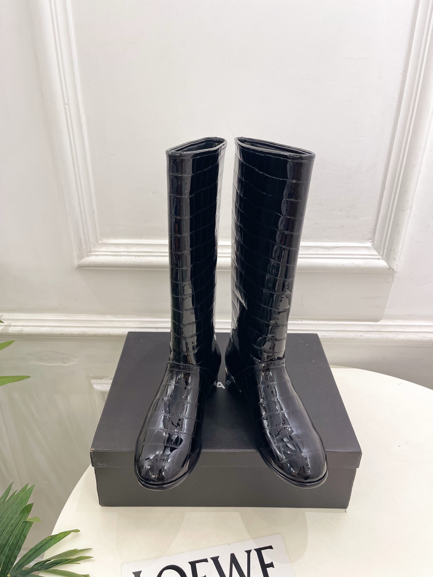NO:889552,| Xiaoxiang 26 2026 spring and summer new products, classic catwalk models in the counter, Xiaoxiang double C crocodile embossed long knight boots series new series, the absolute best in the BS fashion circle, the matching will interpret the meticulous, minimalist, classic elements that will never fade away, showing a unique dressing style that is too beautiful to say, a must-have in summer... ━━━━━ t ━━━━━  Highly customized original leather upper, imported sheepskin lining, outsole, original imported leather outsole, heel height 3cm, shoe size: 35-39 (40.41 customized, non-returnable) No. 2606043, boots, boots, sheepskin, Leather soles19860909| 小香 26 2026 春夏新品 专柜经典走秀款 小香双C鳄鱼压纹长筒骑士靴 系列上新 BS时尚圈的绝绝子 搭配将演绎着细致 极简 永不褪去的经典元素 展现与众不同的穿搭风格美到无话可说 夏季必入款…… ━━━━━ t ━━━━━ 鞋面高定制原版皮面 内里进口羊皮里 大底原版进口真皮大底 跟高3cm 鞋码: 35-39（40.41定制不退换）  编号2606043,靴子,boots,sheepskin,Leather soles,Women's Shoes