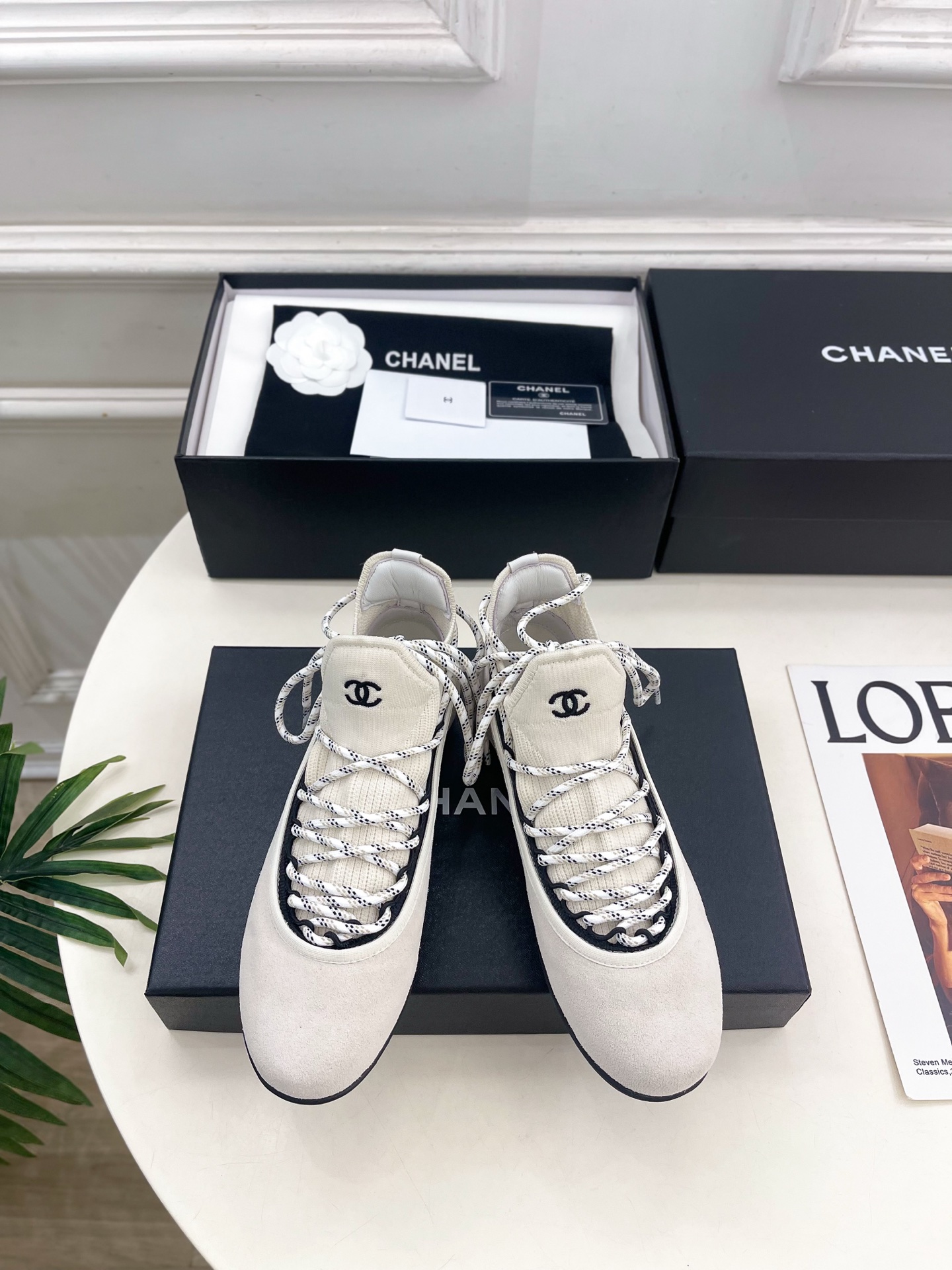 NO:889530,| Xiaoxiang 26 2026 spring and summer new products, classic catwalk models in the counter, Xiaoxiang double C splicing strap casual sports shoes new series, the absolute best in the BS fashion circle, the matching will interpret the meticulous, minimalist, classic elements that will never fade away, showing a unique dressing style that is too beautiful to say, a must-have in summer... ━━━━━ t ━━━━━  Highly customized original leather upper, imported sheepskin lining, outsole, original molded TPU non-slip outsole, high flat heel, shoe size: 35-39 (40.41 customized, non-returnable) No. 2606043, casual shoes/sports shoes, sneakers, sheepskin19860909| 小香 26 2026 春夏新品 专柜经典走秀款 小香双C拼接绑带休闲运动鞋 系列上新 BS时尚圈的绝绝子 搭配将演绎着细致 极简 永不褪去的经典元素 展现与众不同的穿搭风格美到无话可说 夏季必入款…… ━━━━━ t ━━━━━ 鞋面高定制原版皮料 内里进口羊皮里 大底原版开模TPU防滑大底 跟高平底 鞋码: 35-39（40.41定制不退换）  编号2606043,休闲鞋/运动鞋,sneakers,sheepskin,Women's Shoes