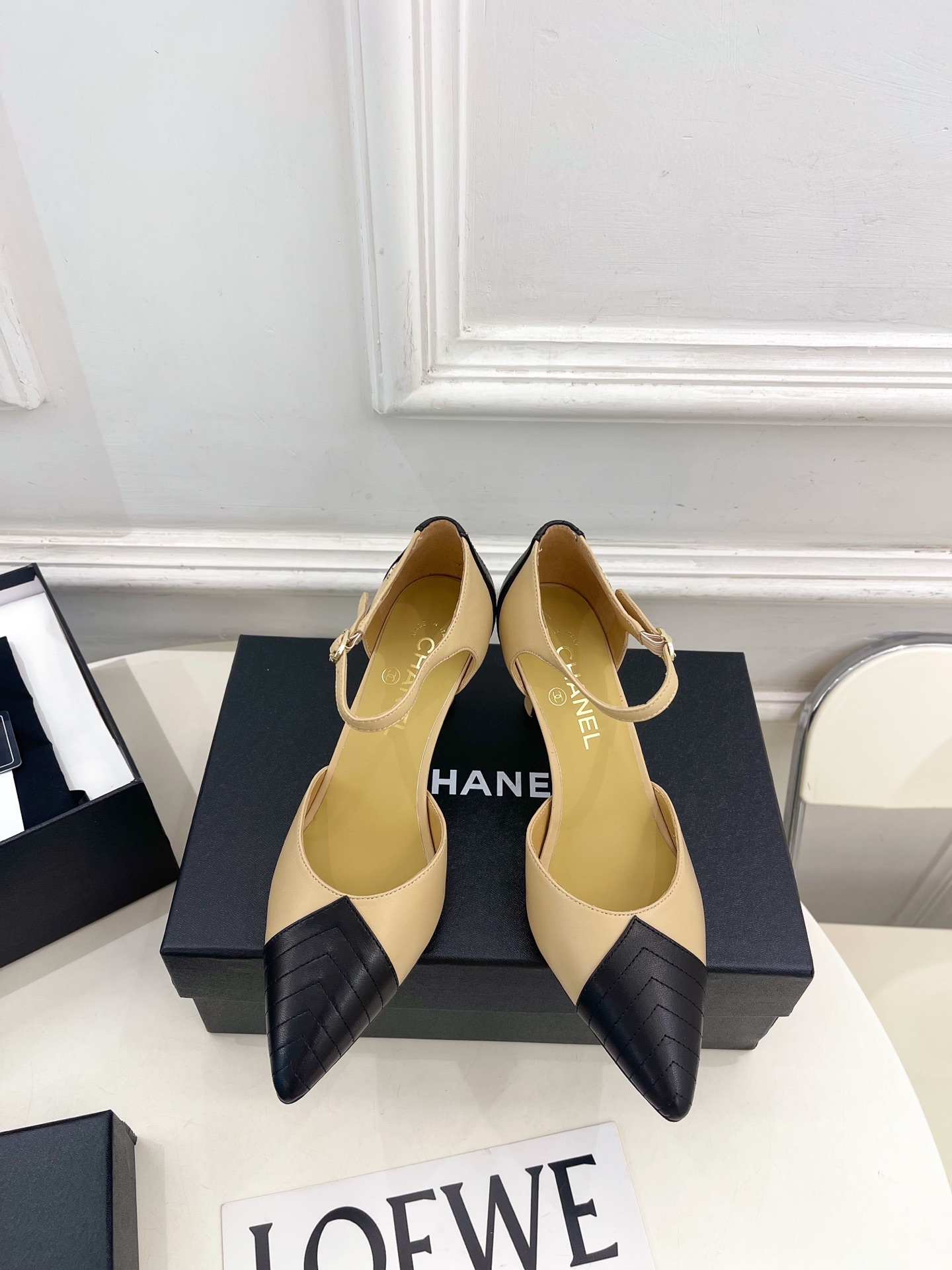 NO:889521,| Xiaoxiang 26 2026 spring and summer new products, classic catwalk style in the counter, Xiaoxiang double C color-blocked pointed toe hollow high-heeled sandals are new in the series. The absolute best in the BS fashion circle. The matching will interpret the meticulous, minimalist and classic elements that will never fade away. It will show a unique dressing style that is too beautiful to say. A must-have for summer... ━━━━━ t  ━━━━━ Highly customized upper with original lambskin. Lining with imported sheepskin. Outsole with original imported genuine leather. Heel height 7.5cm. Shoe size: 35-39 (40.41 customization is non-refundable). No. 2606043, high-heeled sandals, sandals, high heels, sheepskin, Leather soles19860909| 小香 26 2026 春夏新品 专柜经典走秀款 小香双C拼色尖头中空高跟凉鞋 系列上新 BS时尚圈的绝绝子 搭配将演绎着细致 极简 永不褪去的经典元素 展现与众不同的穿搭风格美到无话可说 夏季必入款…… ━━━━━ t ━━━━━ 鞋面高定制原版小羊皮 内里进口羊皮里 大底原版进口真皮大底 跟高7.5cm 鞋码: 35-39（40.41定制不退换）  编号2606043,高跟鞋凉鞋,sandals,high heels,sheepskin,Leather soles,Women's Shoes
