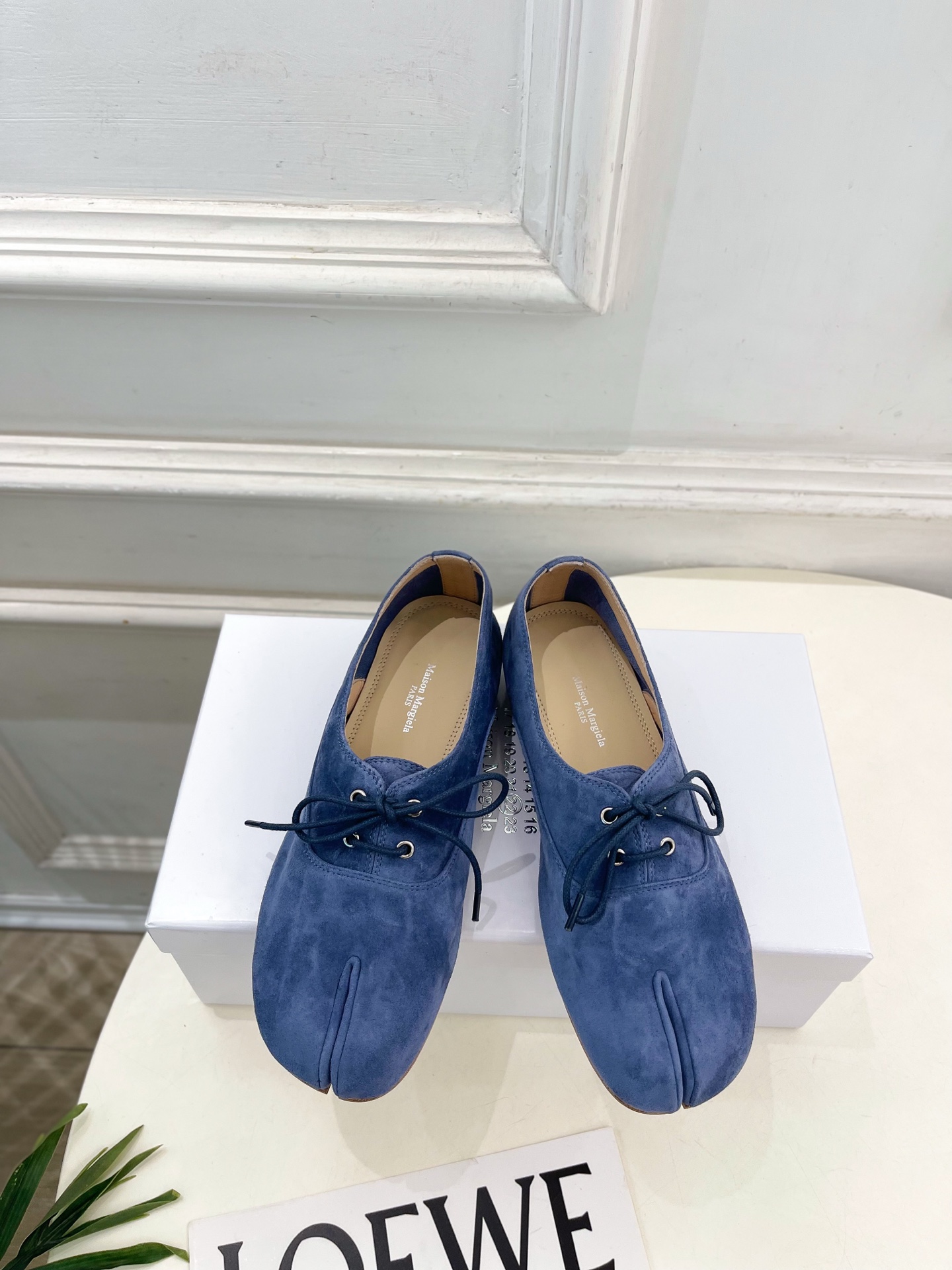 NO:889513,Maison Margiela · Margiela 26 2026 spring and summer new product MM6 retro tabi split-toe small leather shoes—————————— MM6 is the most popular genius designer brand in the past two years.  BS original one-to-one customization, original custom-made leather upper, imported sheepskin lining, original Italian leather outsole, high flat heel, code number 35-39 (40.41 can be customized), number 2606045, single shoes, masion margiela, masion margiela, sheepskin, Leather soles19860909Maison Margiela· 马吉拉26 2026春夏新品MM6 复古tabi分趾细带小皮鞋———————— MM6作为这两年最受欢迎的鬼才设计师品牌,设计简单、奢华的质感让你爱不释手 不想满大街撞款的可以看看这个品牌,比较小众却又是那么好搭配,ins、小红书随处可见这个品牌的身影 ！BS原版一比一定制 鞋面原版特定制皮料 内里进口羊皮里 大底原版意大利真皮大底 跟高平底 码数35-39（40.41可定做）    编号2606045,单鞋,masion margiela,masion margiela,sheepskin,Leather soles,Women's Shoes