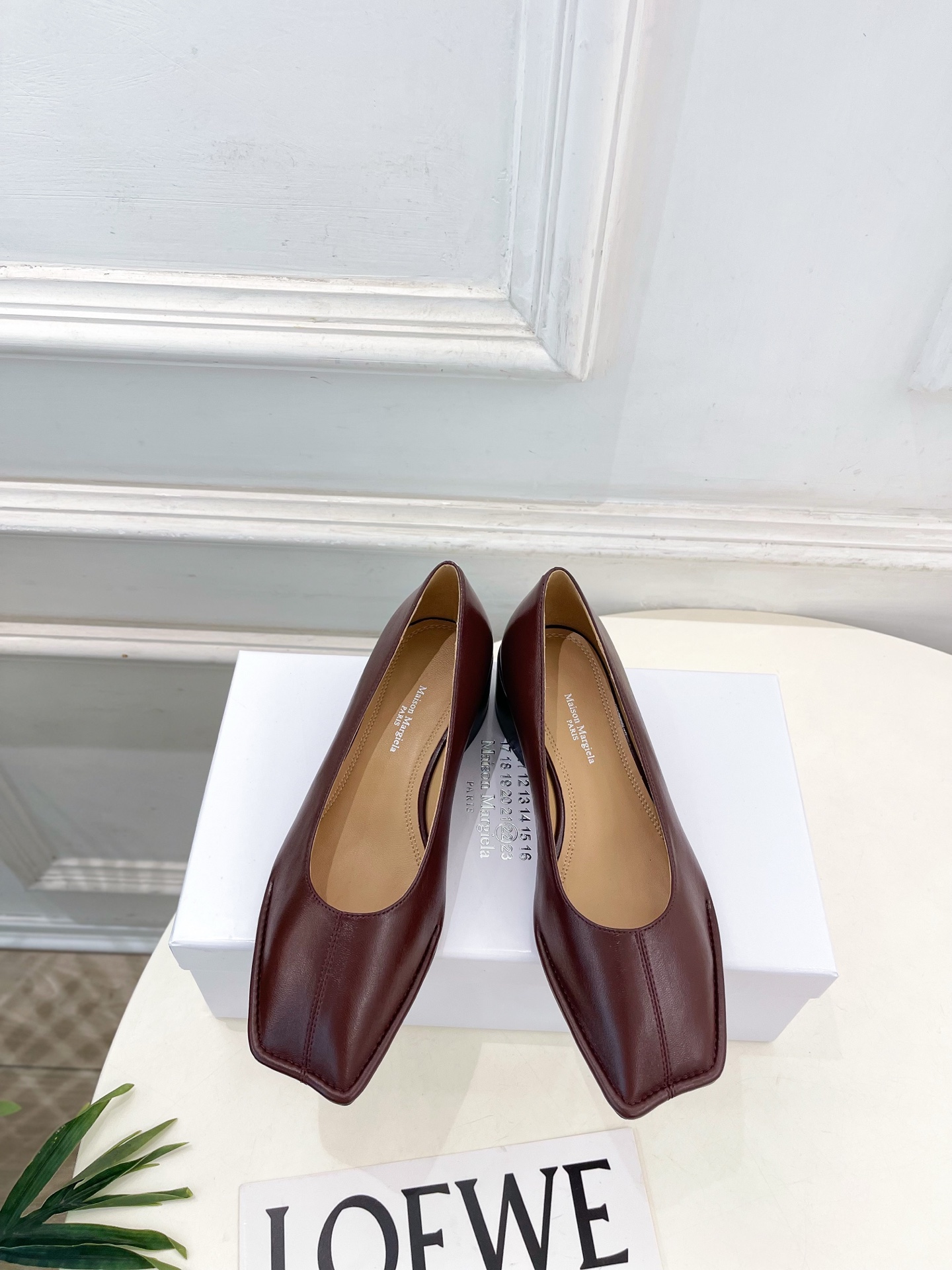 NO:889504,Maison Margiela · Margiela 26 2026 spring and summer new product MM6 retro minimalist thick-heeled shoes ———————— MM6 is the most popular genius designer brand in the past two years. Its simple design and luxurious texture will make you put it down. If you don’t want to hit the streets, you can check out this brand. It is relatively niche but is so easy to match. You can see this brand everywhere on Instagram and Xiaohongshu!  BS original one-to-one customization, original custom-made leather upper, imported sheepskin lining, original Italian leather outsole, heel height 4.5cm, size 35-39 (40.41 can be customized), No. 2606045, single shoes, masion margiela, masion margiela, sheepskin, Leather soles19860909Maison Margiela· 马吉拉26 2026春夏新品MM6 复古极简粗跟单鞋———————— MM6作为这两年最受欢迎的鬼才设计师品牌,设计简单、奢华的质感让你爱不释手 不想满大街撞款的可以看看这个品牌,比较小众却又是那么好搭配,ins、小红书随处可见这个品牌的身影 ！BS原版一比一定制 鞋面原版特定制皮料 内里进口羊皮里 大底原版意大利真皮大底 跟高4.5cm 码数35-39（40.41可定做）   编号2606045,单鞋,masion margiela,masion margiela,sheepskin,Leather soles,Women's Shoes