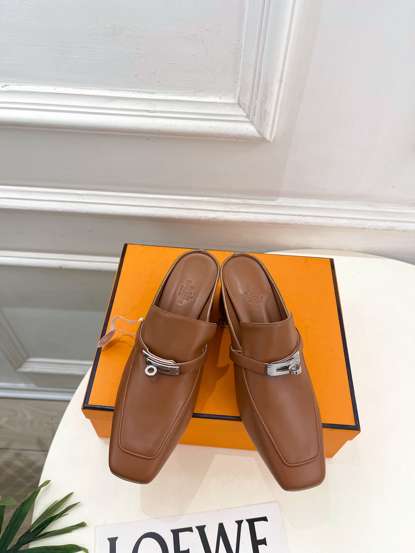 NO:889571,* Hermès 26 2026 spring and summer new products, new counters, classic Kelly buckle square toe thick heel half slippers series, original custom-made suede/cow leather upper, imported mixed sheepskin lining, original Italian genuine leather outsole, 6cm heel height, shoe size: 35-39 (40.41 custom-made, non-refundable) (with original airplane box) No. 2606045, half-slip high heels, hermes, high  heels,slippers,cowhide,sheepskin,chamois leather,Leather soles19860909* 爱玛仕 26 2026春夏新品 专柜新款 经典Kelly扣方头粗跟半拖鞋 系列 鞋面原版特定制麂皮/牛皮 内里进口混种羊皮 大底原版意大利真皮大底  跟高6cm 鞋码:35-39（40.41定做不退换）（配原版飞机盒） 编号2606045,半拖高跟鞋,hermes,high heels,slippers,cowhide,sheepskin,chamois leather,Leather soles,Women's Shoes