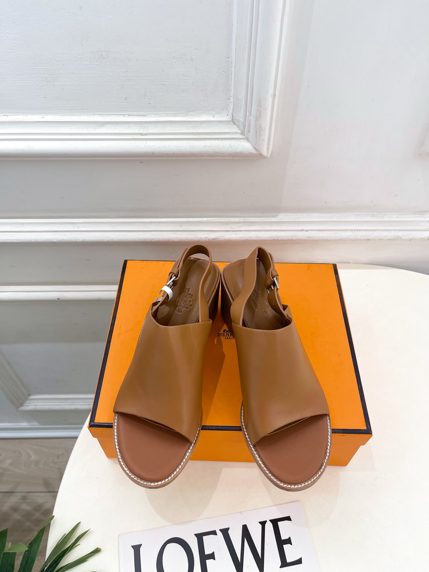 NO:889564,* Hermès 26 2026 spring and summer new products, counter new minimalist fish mouth thick heel sandals series, original custom-made suede/cowhide upper, imported mixed sheepskin lining, original Italian genuine leather outsole, 7cm heel height, shoe size: 35-39 (40.41 custom-made, non-returnable) (with original airplane box) No. 2606045, high-heeled sandals, hermes, sandals, high  heels,cowhide,sheepskin,chamois leather,Leather soles19860909* 爱玛仕 26 2026春夏新品 专柜新款极简鱼嘴粗跟凉鞋 系列 鞋面原版特定制麂皮/牛皮 内里进口混种羊皮 大底原版意大利真皮大底  跟高7cm 鞋码:35-39（40.41定做不退换）（配原版飞机盒） 编号2606045,高跟鞋凉鞋,hermes,sandals,high heels,cowhide,sheepskin,chamois leather,Leather soles,Women's Shoes