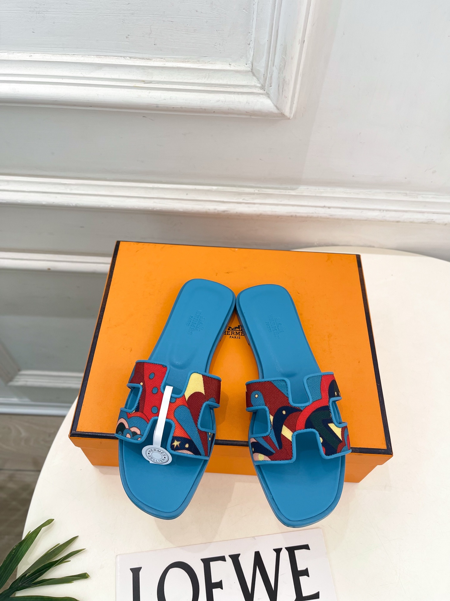 NO:889558,* Hermès 26 2026 Spring and Summer New Products Counter New Classic H-shaped Flat Slippers Series Original custom-made uppers with imported mixed sheepskin lining Outsole Original Italian genuine leather outsole High flat heel Shoe size: 35-39 (40.41 custom-made, non-refundable) (with original airplane box) No. 2606045, slippers, hermes, slippers, sheepskin, Leather soles19860909* 爱玛仕 26 2026春夏新品 专柜新款 经典H型平底拖鞋 系列 鞋面原版特定制布料 内里进口混种羊皮 大底原版意大利真皮大底  跟高平底 鞋码:35-39（40.41定做不退换）（配原版飞机盒） 编号2606045,拖鞋,hermes,slippers,sheepskin,Leather soles,Women's Shoes