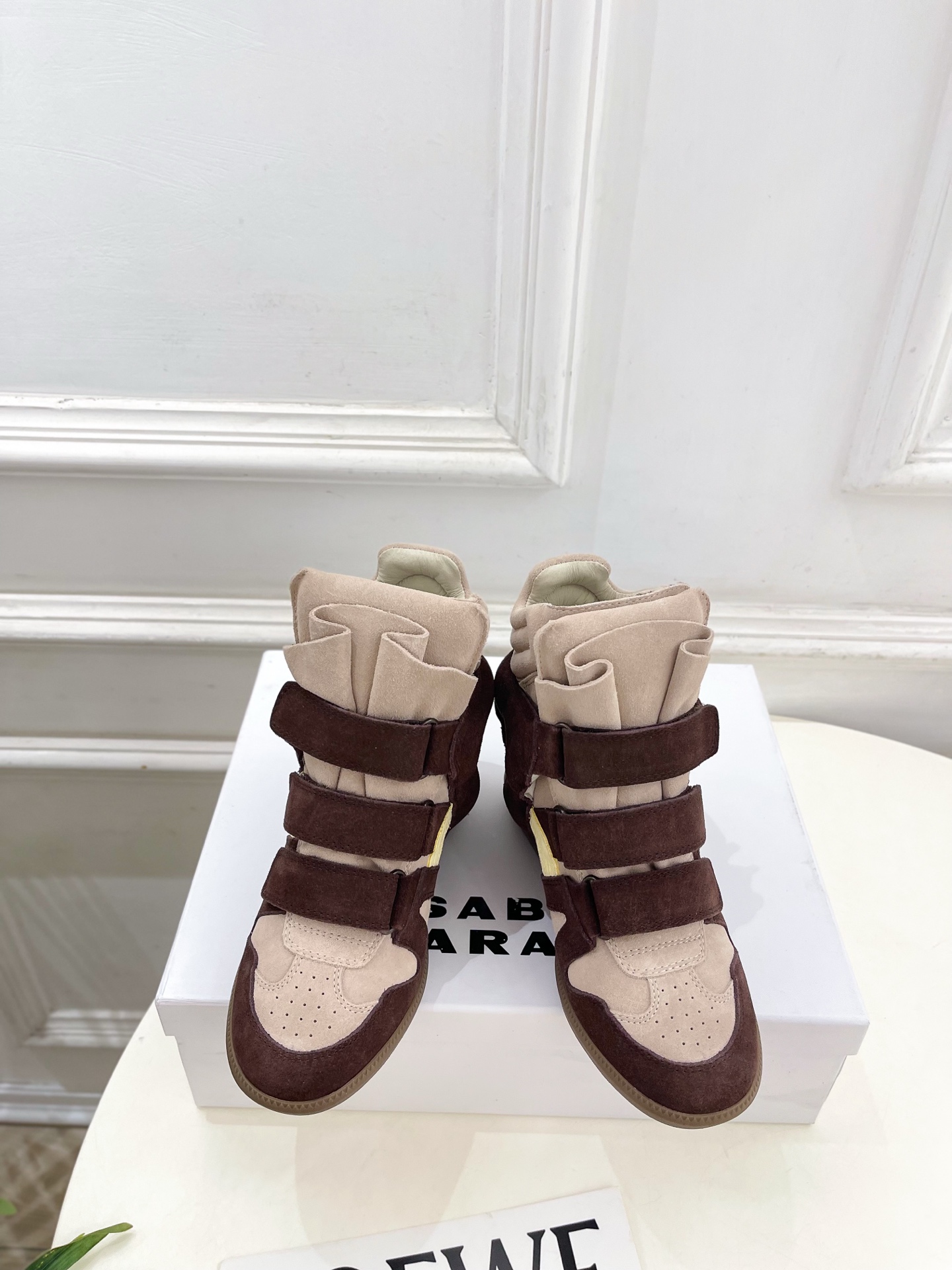 NO:890956,ISABEL MARANT | Isabel 26 2026 new product Classic retro color-blocked inner height casual sneakers——————————A minimalist style to interpret the versatile taste. The key is that it is 100% comfortable. It can be used for daily shopping and will never become a display in the shoe cabinet. A must-have short boots for cool girls. Super slim legs, easy to match, fashionable and versatile!  Specific high-mercerized cow suede upper, original water-dyed sheepskin lining, original custom-made TPU non-slip outsole, high flat heel, code number 35-39 (40. Customized, non-returnable) No. 2606045, boots, boots, sneakers, sheepskin19860909ISABEL MARANT | 伊莎贝尔 26 2026新品 经典复古拼色内增高休闲运动鞋———————————— 一个极简风格来诠释百搭的味道,关键是舒适百分,逛街日常都可,绝不会成为鞋柜里的摆设, 酷女孩必备短靴 超显腿细,搭配毫无鸭梨 时髦又百搭ins！ 鞋面特定高丝光牛反绒   内里原版水染羊皮 大底原版定制TPU防滑大底 跟高平底 码数35-39（40.定做不退换） 编号2606045,靴子,boots,sneakers,sheepskin,Women's Shoes