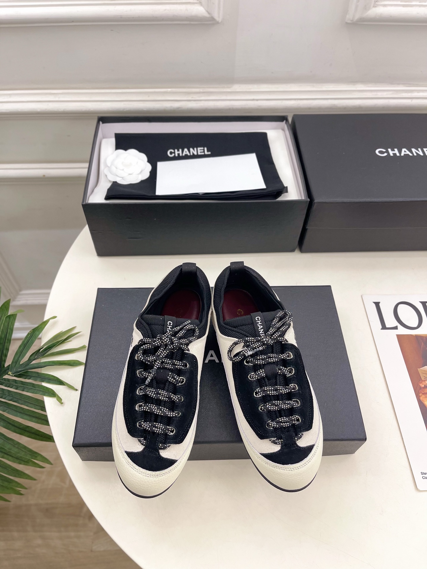 NO:890982,| Xiaoxiang 26 2026 spring and summer new products, classic catwalk models in the counter, Xiaoxiang double C panda color retro color matching casual sports shoes series is new, the absolute best in the BS fashion circle, the matching will interpret the meticulous, minimalist and never-fading classic elements, showing a unique dressing style that is too beautiful to say, a must-have for summer... ━━━━━ t  ━━━━━ Highly customized original cowhide upper, imported sheepskin lining, original open-molded TPU anti-slip outsole, high flat heel, shoe size: 35-39 (40.41 customized, non-returnable) No. 2606043, casual shoes/sports shoes, sneakers, cowhide, sheepskin19860909| 小香 26 2026 春夏新品 专柜经典走秀款 小香双C熊猫色复古拼色休闲运动鞋 系列上新 BS时尚圈的绝绝子 搭配将演绎着细致 极简 永不褪去的经典元素 展现与众不同的穿搭风格美到无话可说 夏季必入款…… ━━━━━ t ━━━━━ 鞋面高定制原版牛皮 内里进口羊皮里 大底原版开模TPU防滑大底 跟高平底 鞋码: 35-39（40.41定制不退换）  编号2606043,休闲鞋/运动鞋,sneakers,cowhide,sheepskin,Women's Shoes
