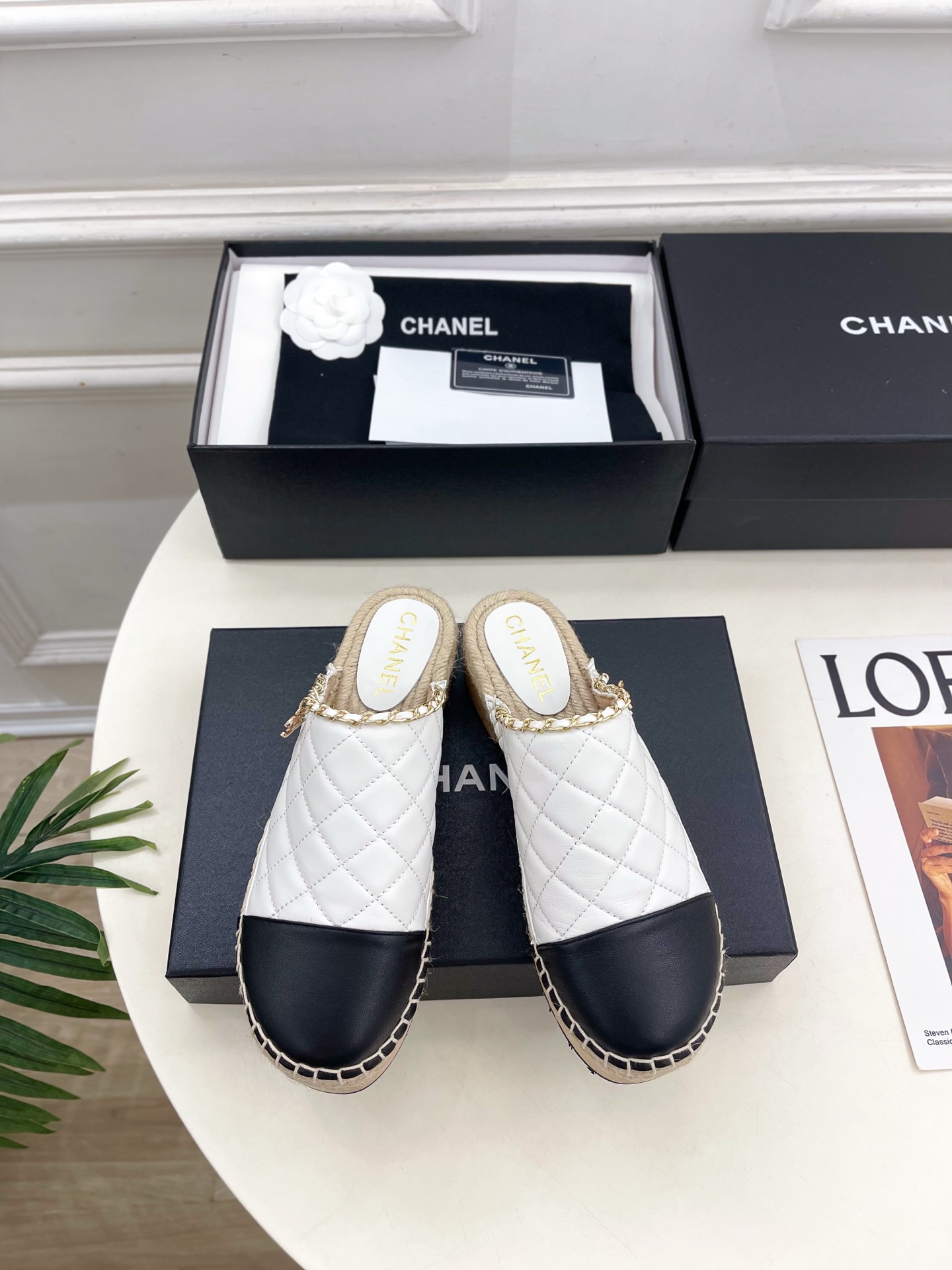 NO:890964,| Xiaoxiang 26 2026 spring and summer new products, classic catwalk style in the counter, Xiaoxiang double C chain rhombus color-blocked hemp rope solid wood thick-soled half-slippers, new series, a must in the BS fashion circle. The matching will interpret the meticulous, minimalist and classic elements that will never fade away, showing a unique dressing style that is too beautiful to say. A must-have for summer... ━━━━━ t  ━━━━━ Highly customized upper with original lambskin. Lining with imported sheepskin. Outsole with original imported genuine leather. Heel height 4.5cm. Shoe size: 35-39 (40.41 customization is non-returnable). No. 2606043, half drag, slippers, sheepskin, Leather soles19860909| 小香 26 2026 春夏新品 专柜经典走秀款 小香双C链条菱格拼色麻绳实木厚底半拖鞋 系列上新 BS时尚圈的绝绝子 搭配将演绎着细致 极简 永不褪去的经典元素 展现与众不同的穿搭风格美到无话可说 夏季必入款…… ━━━━━ t ━━━━━ 鞋面高定制原版小羊皮 内里进口羊皮里 大底原版进口真皮大底 跟高4.5cm 鞋码: 35-39（40.41定制不退换）  编号2606043,半拖,slippers,sheepskin,Leather soles,Women's Shoes