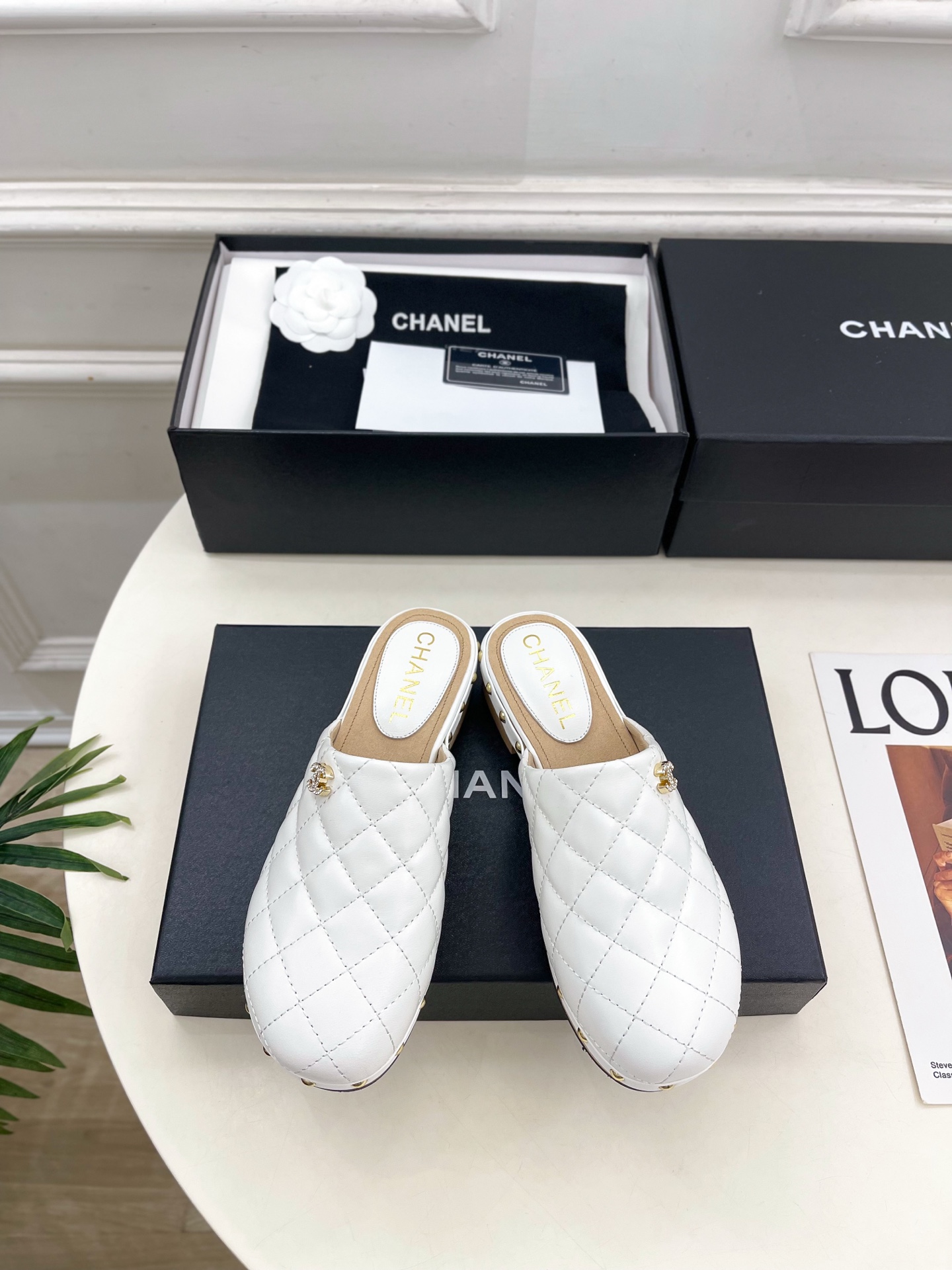 NO:890969,| Xiaoxiang 26 2026 spring and summer new products, classic catwalk models in the counter, Xiaoxiang Double C diamond solid wood thick-soled half slippers are new in the series. The absolute best in the BS fashion circle. The matching will interpret the meticulous, minimalist and classic elements that will never fade away, showing a unique dressing style that is too beautiful to say. A must-have for summer... ━━━━━ t  ━━━━━ Highly customized original lambskin upper, imported sheepskin lining, original molded custom outsole, solid wood sole, heel height 3.5cm, shoe size: 35-39 (40.41 customized, non-returnable) No. 2606043, half drag, slippers, sheepskin19860909| 小香 26 2026 春夏新品 专柜经典走秀款 小香双C菱格实木厚底半拖鞋 系列上新 BS时尚圈的绝绝子 搭配将演绎着细致 极简 永不褪去的经典元素 展现与众不同的穿搭风格美到无话可说 夏季必入款…… ━━━━━ t ━━━━━ 鞋面高定制原版小羊皮 内里进口羊皮里 大底原版开模定制大底实木底 跟高3.5cm 鞋码: 35-39（40.41定制不退换）  编号2606043,半拖,slippers,sheepskin,Women's Shoes