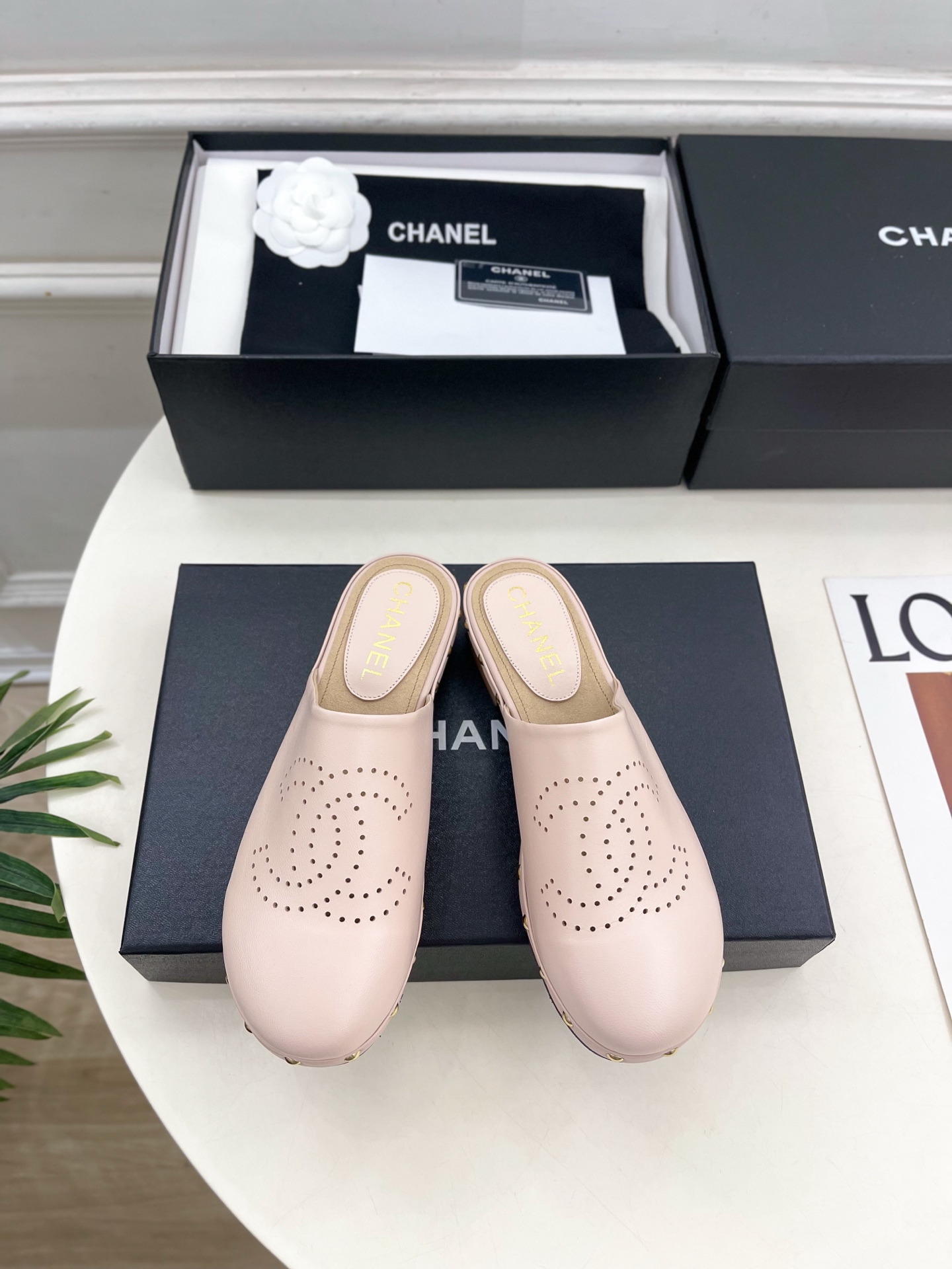 NO:890972,| Xiaoxiang 26 2026 spring and summer new products, classic catwalk style in the counter, Xiaoxiang double C hollow solid wood thick-soled half slippers are new in the series. The absolute best in the BS fashion circle. The matching will interpret the meticulous, minimalist and classic elements that will never fade away. It will show a unique dressing style that is too beautiful to say. A must-have for summer... ━━━━━ t  ━━━━━ Highly customized original lambskin upper, imported sheepskin lining, original molded custom outsole, solid wood sole, heel height 3.5cm, shoe size: 35-39 (40.41 customized, non-returnable) No. 2606043, half drag, slippers, sheepskin19860909| 小香 26 2026 春夏新品 专柜经典走秀款 小香双C镂空实木厚底半拖鞋 系列上新 BS时尚圈的绝绝子 搭配将演绎着细致 极简 永不褪去的经典元素 展现与众不同的穿搭风格美到无话可说 夏季必入款…… ━━━━━ t ━━━━━ 鞋面高定制原版小羊皮 内里进口羊皮里 大底原版开模定制大底实木底 跟高3.5cm 鞋码: 35-39（40.41定制不退换）  编号2606043,半拖,slippers,sheepskin,Women's Shoes