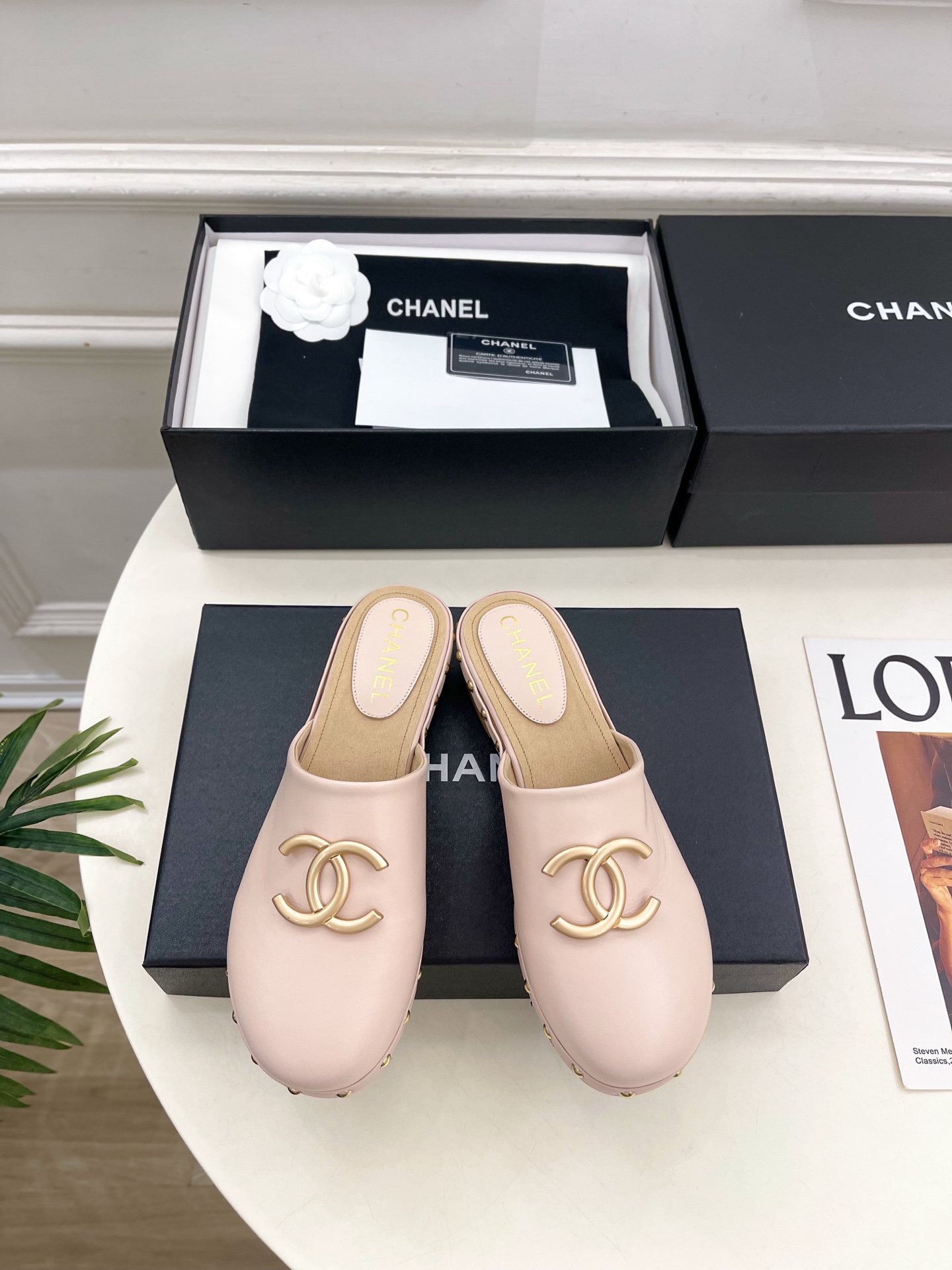 NO:890977,| Xiaoxiang 26 2026 spring and summer new products, classic catwalk models in the counter, Xiaoxiang metal double C solid wood thick-soled half-slippers are new in the series. The absolute best in the BS fashion circle. The matching will interpret the meticulous, minimalist and classic elements that will never fade away. It will show a unique dressing style that is too beautiful to say. A must-have item for summer... ━━━━━ t ━━━━━  Highly customized original lambskin upper, imported sheepskin lining, original molded outsole, custom-made solid wood sole, heel height 3.5cm, shoe size: 35-39 (40.41 customized, non-returnable) No. 2606043, half drag, slippers, sheepskin19860909| 小香 26 2026 春夏新品 专柜经典走秀款 小香金属双C实木厚底半拖鞋 系列上新 BS时尚圈的绝绝子 搭配将演绎着细致 极简 永不褪去的经典元素 展现与众不同的穿搭风格美到无话可说 夏季必入款…… ━━━━━ t ━━━━━ 鞋面高定制原版小羊皮 内里进口羊皮里 大底原版开模定制大底实木底 跟高3.5cm 鞋码: 35-39（40.41定制不退换）  编号2606043,半拖,slippers,sheepskin,Women's Shoes