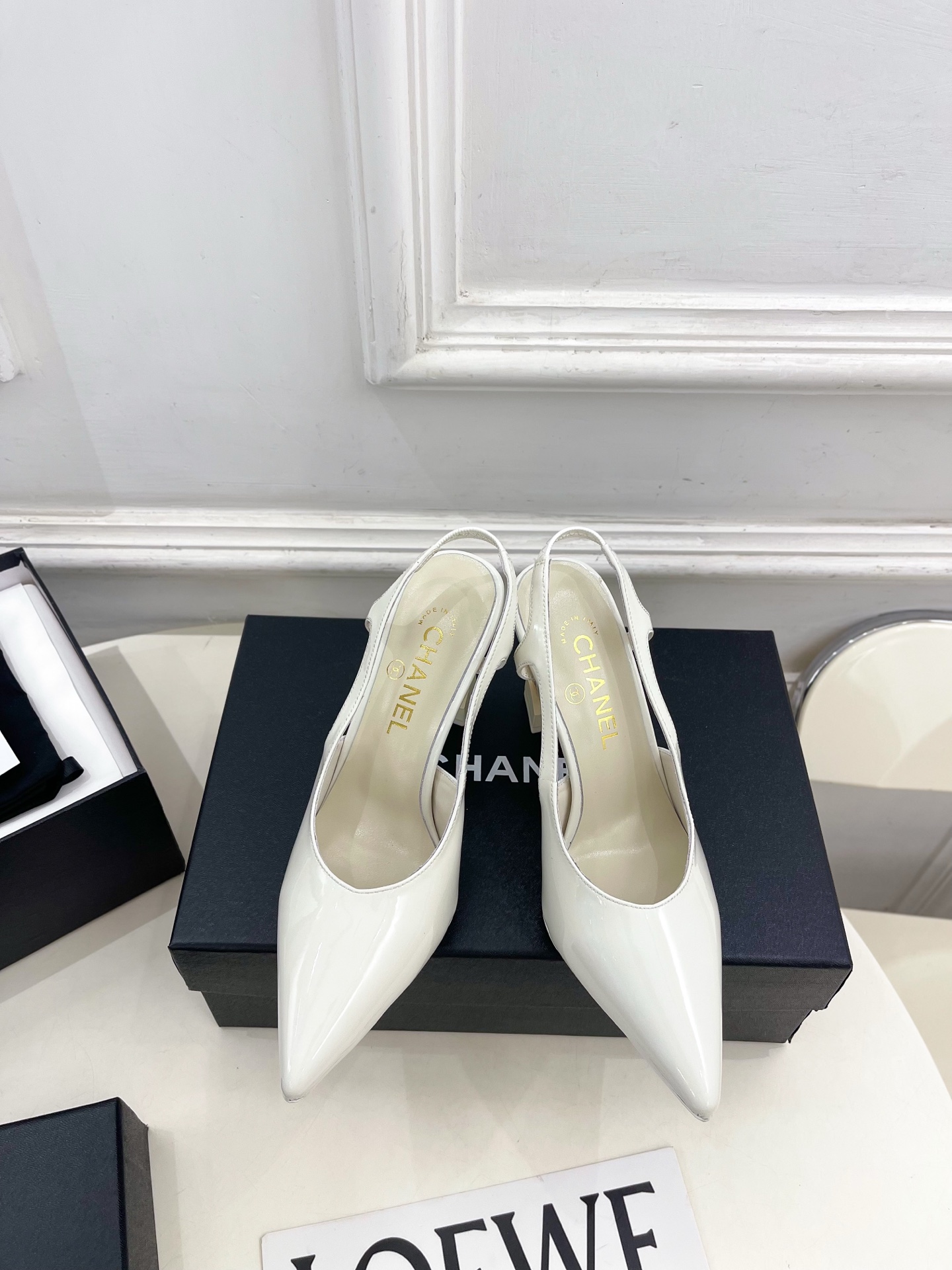 𝐂𝐇𝐀𝐍𝐄𝐋  | 小香  26𝐬𝐬 🦋2026 春夏新品  专柜经典走秀款 小香双C尖头后空高跟凉鞋 