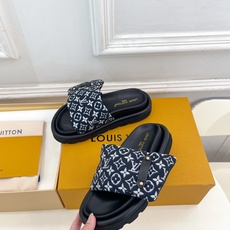 LV | 路易威登 26𝐬𝐬 🧡💚2026春夏新品 顶级版本⚠️专柜主打最新款LV 提花织物魔术贴羽绒拖 LV | 路易威登 26𝐬𝐬 🧡💚2026春夏新品 顶级版本⚠️专柜主打最新款LV 提花织物魔术贴羽绒拖