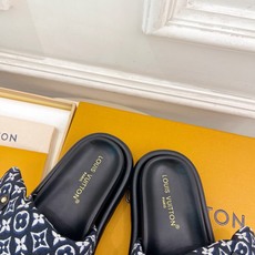 LV | 路易威登 26𝐬𝐬 🧡💚2026春夏新品 顶级版本⚠️专柜主打最新款LV 提花织物魔术贴羽绒拖 LV | 路易威登 26𝐬𝐬 🧡💚2026春夏新品 顶级版本⚠️专柜主打最新款LV 提花织物魔术贴羽绒拖