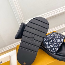 LV | 路易威登 26𝐬𝐬 🧡💚2026春夏新品 顶级版本⚠️专柜主打最新款LV 提花织物魔术贴羽绒拖 LV | 路易威登 26𝐬𝐬 🧡💚2026春夏新品 顶级版本⚠️专柜主打最新款LV 提花织物魔术贴羽绒拖