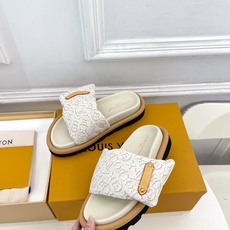 LV | 路易威登 26𝐬𝐬 🧡💚2026春夏新品 顶级版本⚠️专柜主打最新款LV 提花织物魔术贴羽绒拖 LV | 路易威登 26𝐬𝐬 🧡💚2026春夏新品 顶级版本⚠️专柜主打最新款LV 提花织物魔术贴羽绒拖