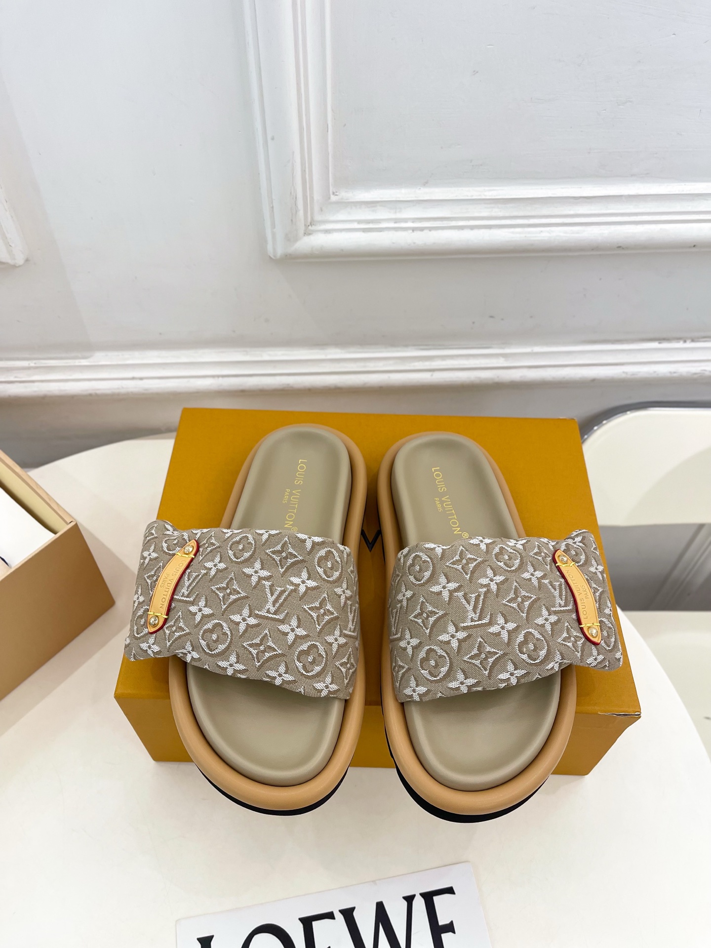 LV | 路易威登 26𝐬𝐬 🧡💚2026春夏新品 顶级版本⚠️专柜主打最新款LV 提花织物魔术贴羽绒拖