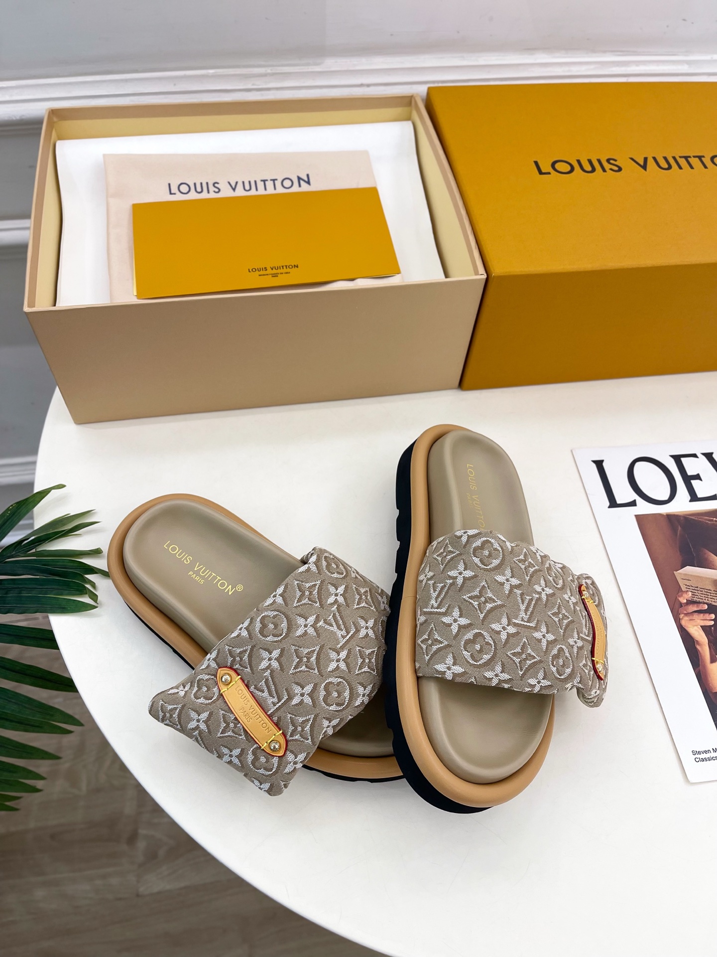 LV | 路易威登 26𝐬𝐬 🧡💚2026春夏新品 顶级版本⚠️专柜主打最新款LV 提花织物魔术贴羽绒拖