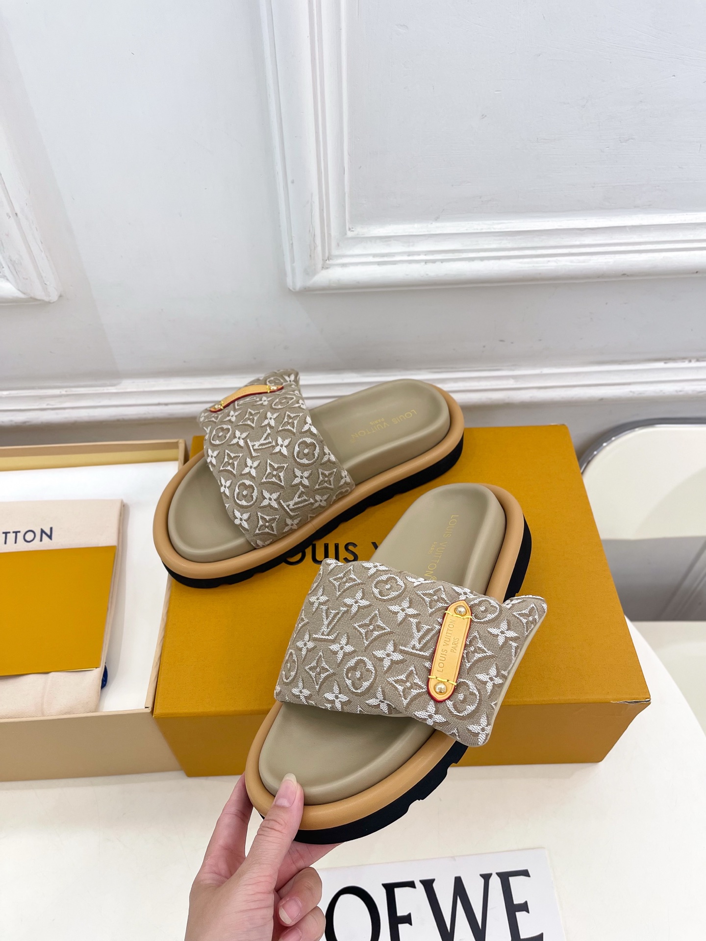 LV | 路易威登 26𝐬𝐬 🧡💚2026春夏新品 顶级版本⚠️专柜主打最新款LV 提花织物魔术贴羽绒拖