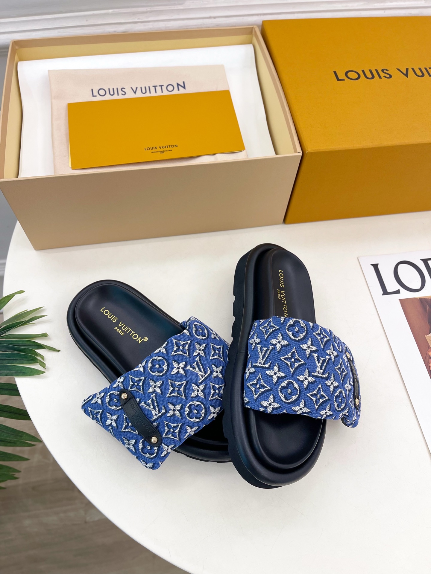 LV | 路易威登 26𝐬𝐬 🧡💚2026春夏新品 顶级版本⚠️专柜主打最新款LV 提花织物魔术贴羽绒拖