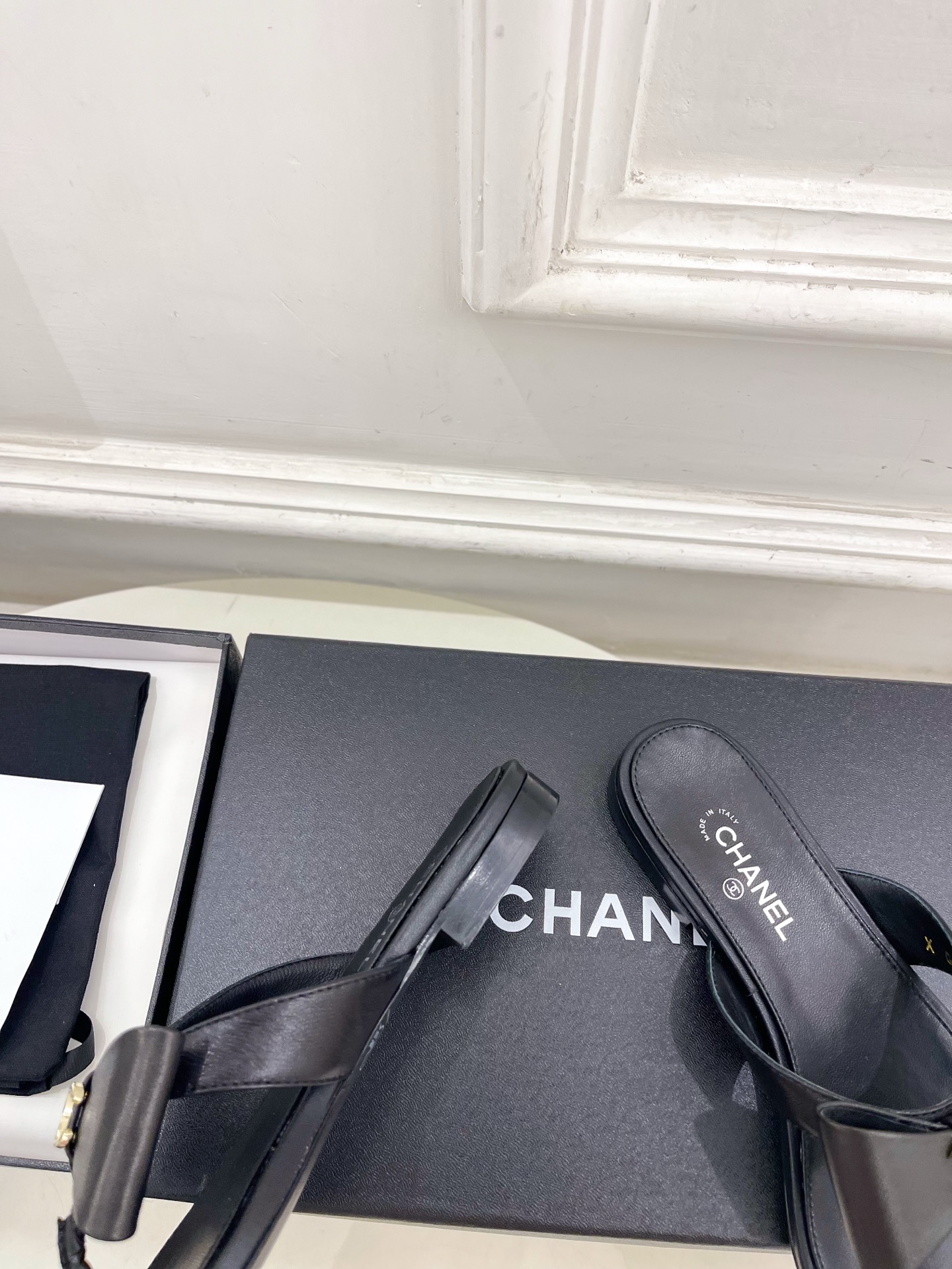 𝐂𝐇𝐀𝐍𝐄𝐋  | 小香  26𝐬𝐬 🦋2026 春夏新品  专柜经典走秀款 小香双C蝴蝶结夹脚平底人字